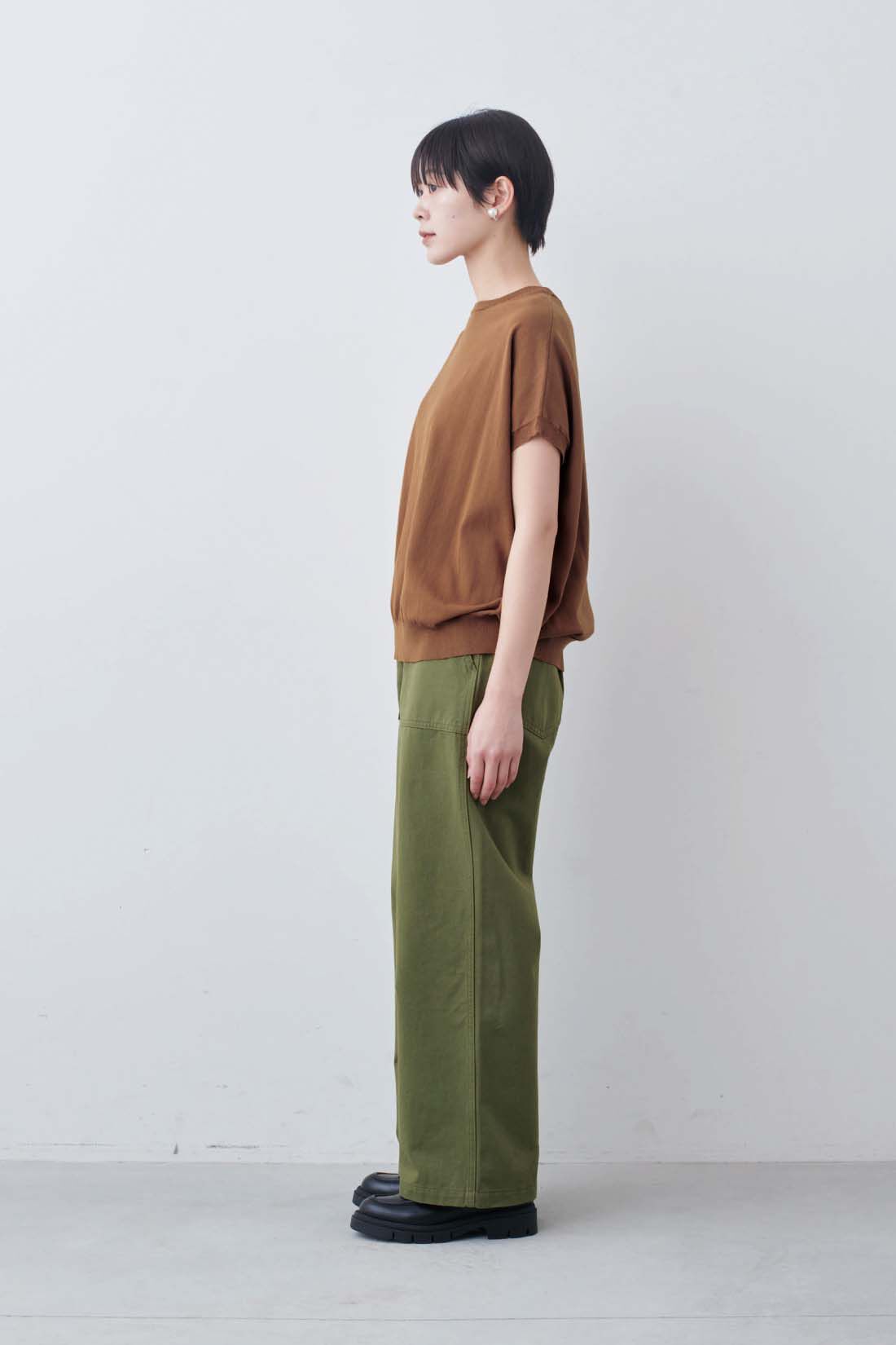 THREE FIFTY STANDARD|ベーシックなベイカーパンツ〈カーキグリーン〉のコーディネート