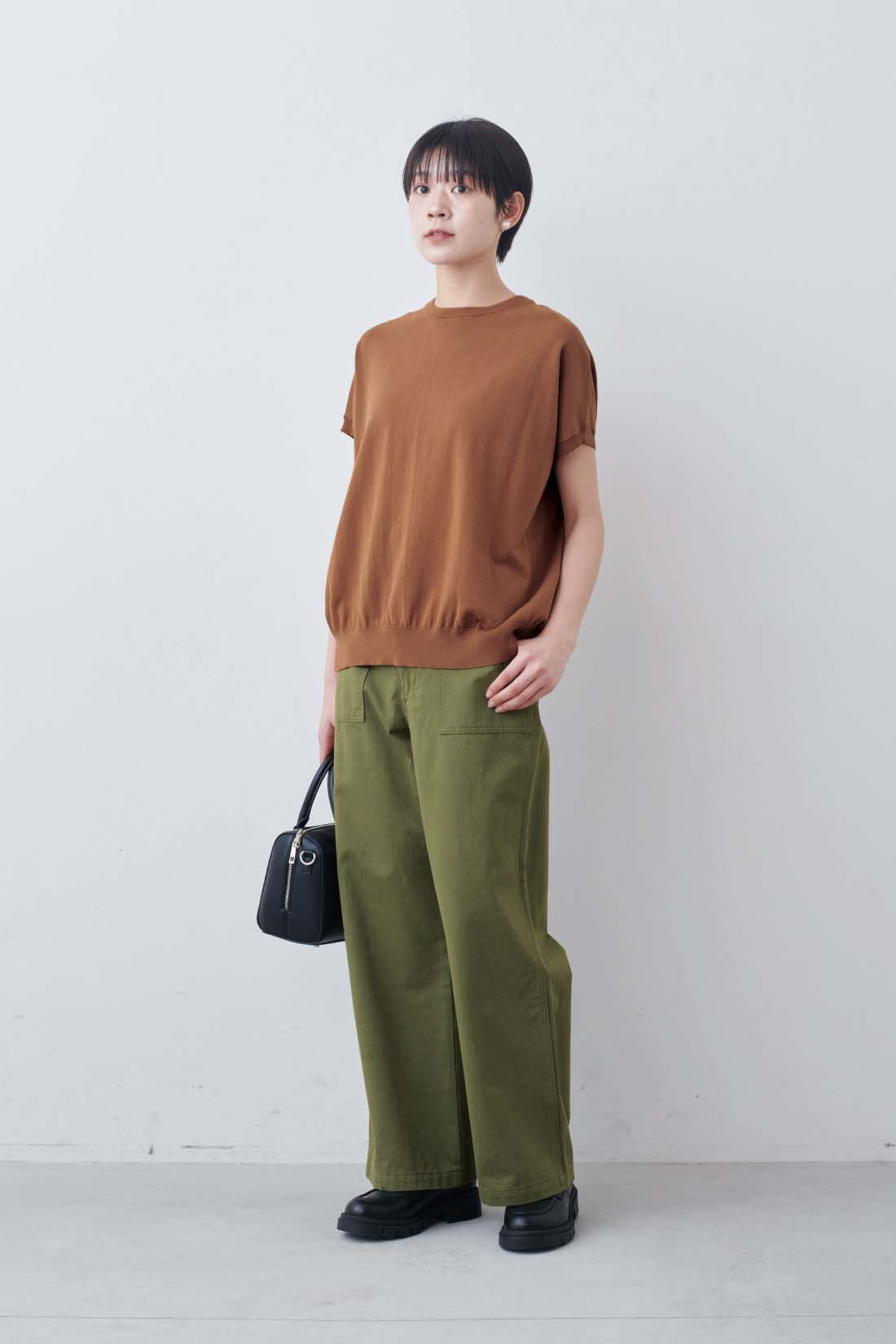 THREE FIFTY STANDARD|ベーシックなベイカーパンツ〈カーキグリーン〉のコーディネート