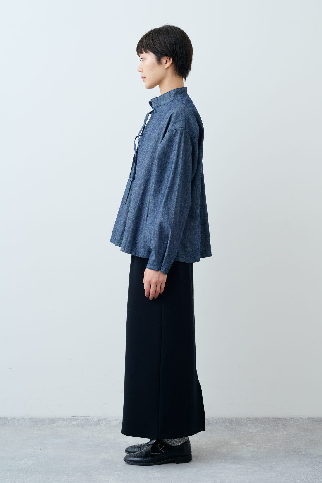 THREE FIFTY STANDARD|リボンデザインのデニムプルオーバーとフライス編みのストレッチラグランスリーブTシャツの会とダンボールニットのセットアップ〈ブラック〉のコーディネート|モデル身長：163cm 着用サイズ：M