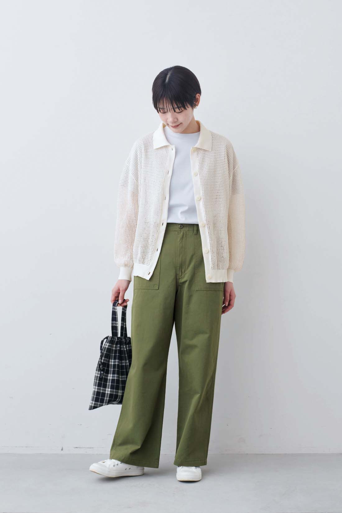 THREE FIFTY STANDARD|衿付きニット透かし編みカーディガン〈オフホワイト〉とベーシックなベイカーパンツ〈カーキグリーン〉のコーディネート