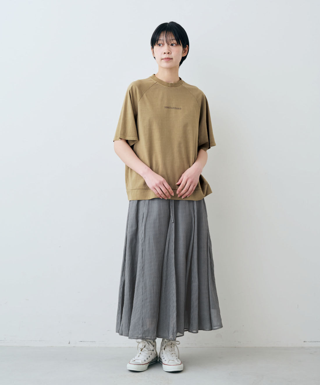 THREE FIFTY STANDARD［スリーフィフティースタンダード］|THREE FIFTY STANDARD　ピグメント加工のロゴプリントＴシャツの会|モデル身長：163cm　着用サイズ：M