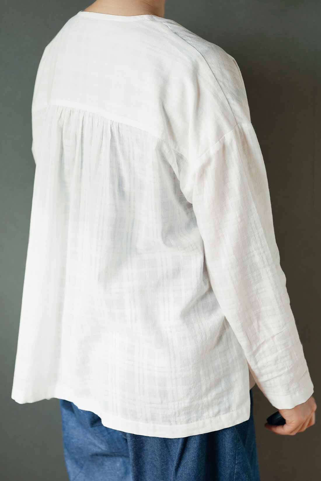 THREE FIFTY STANDARD|THREE FIFTY STANDARD 金子敦子さんと作った オーガニックコットンカーディガン〈オフホワイト〉|洗いざらしで着られる薄手カーディガンは、冷房対策や日差し避けに重宝。「背中にたっぷりとギャザーを寄せているから、風がふわっと抜けて上品。着こなしにニュアンスが欲しい時にも」。