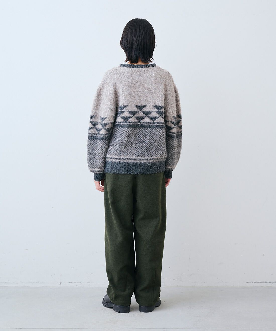 THREE FIFTY STANDARD［スリーフィフティースタンダード］|ふんわりジャカードニットセーター〈ブラウンベージュ〉とレザーのワイド ボストンバッグ〈ブラック〉のコーディネート