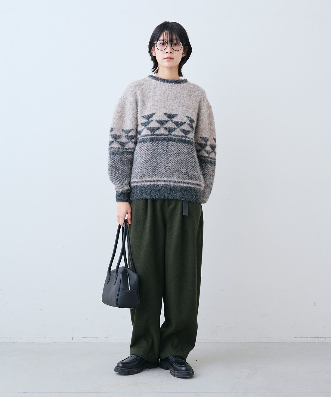 THREE FIFTY STANDARD［スリーフィフティースタンダード］|ふんわりジャカードニットセーター〈ブラウンベージュ〉とレザーのワイド ボストンバッグ〈ブラック〉のコーディネート