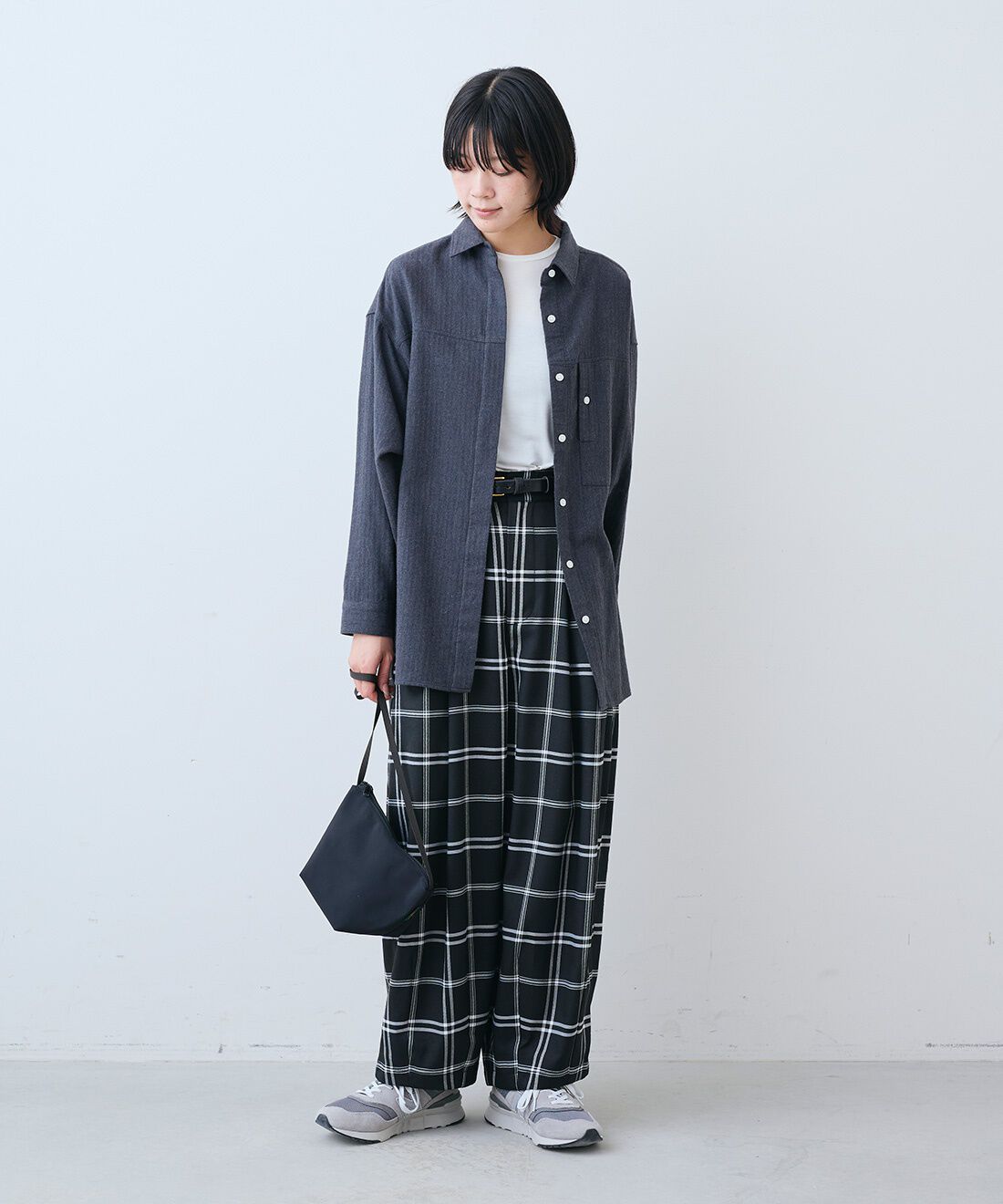 THREE FIFTY STANDARD|あったか起毛のネルシャツ〈ダーク杢グレー〉と金子敦子さんと作った チェックのズボン〈ブラック〉のコーディネート