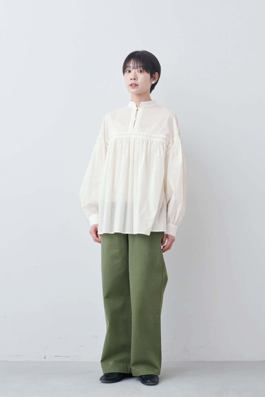 THREE FIFTY STANDARD|ベーシックなベイカーパンツ〈カーキグリーン〉とガラスパールのイヤアクセサリーのコーディネート