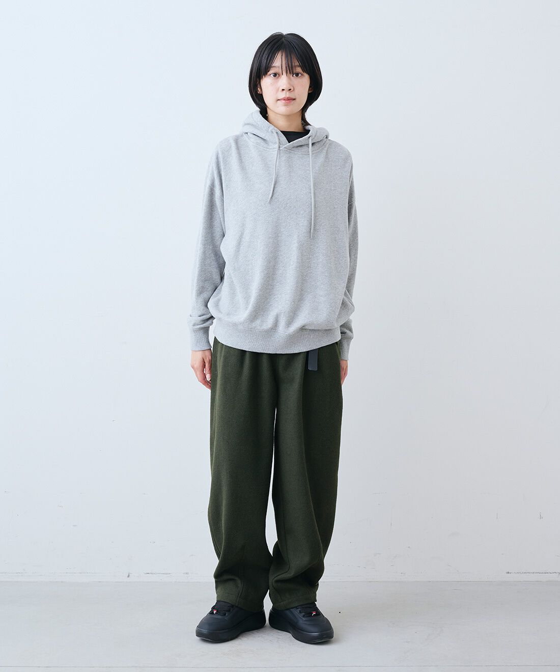 THREE FIFTY STANDARD［スリーフィフティースタンダード］|トンプキン裏毛スウェット パーカー〈杢グレー〉とさらっとした肌触りのウール混Tシャツのコーディネート