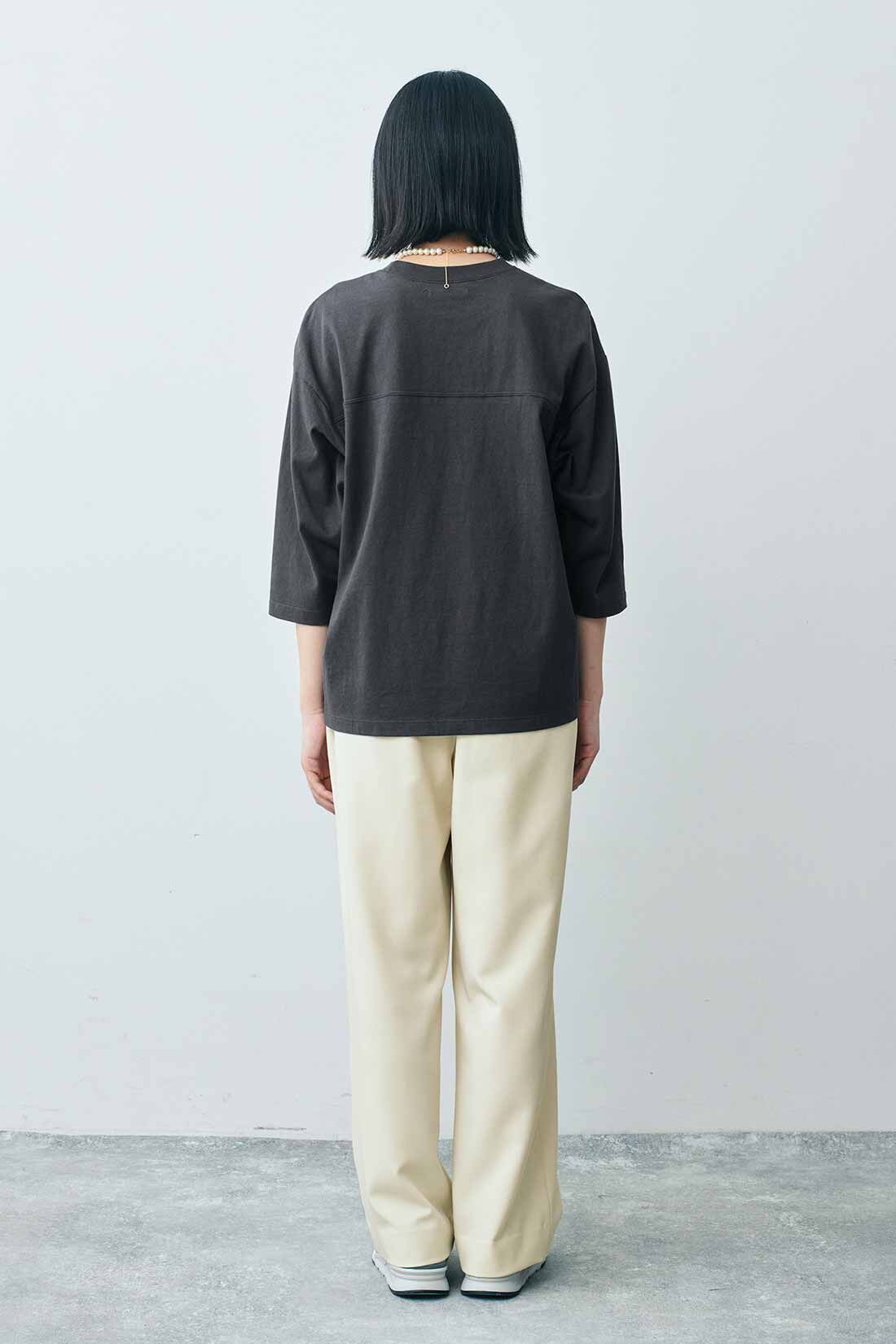 THREE FIFTY STANDARD|フットボールＴシャツＧＹ　ＴＦＳと落ち感がきれいなタックパンツＩＶ　ＴＦＳのコーディネート|モデル身長：163cm 着用サイズ：M