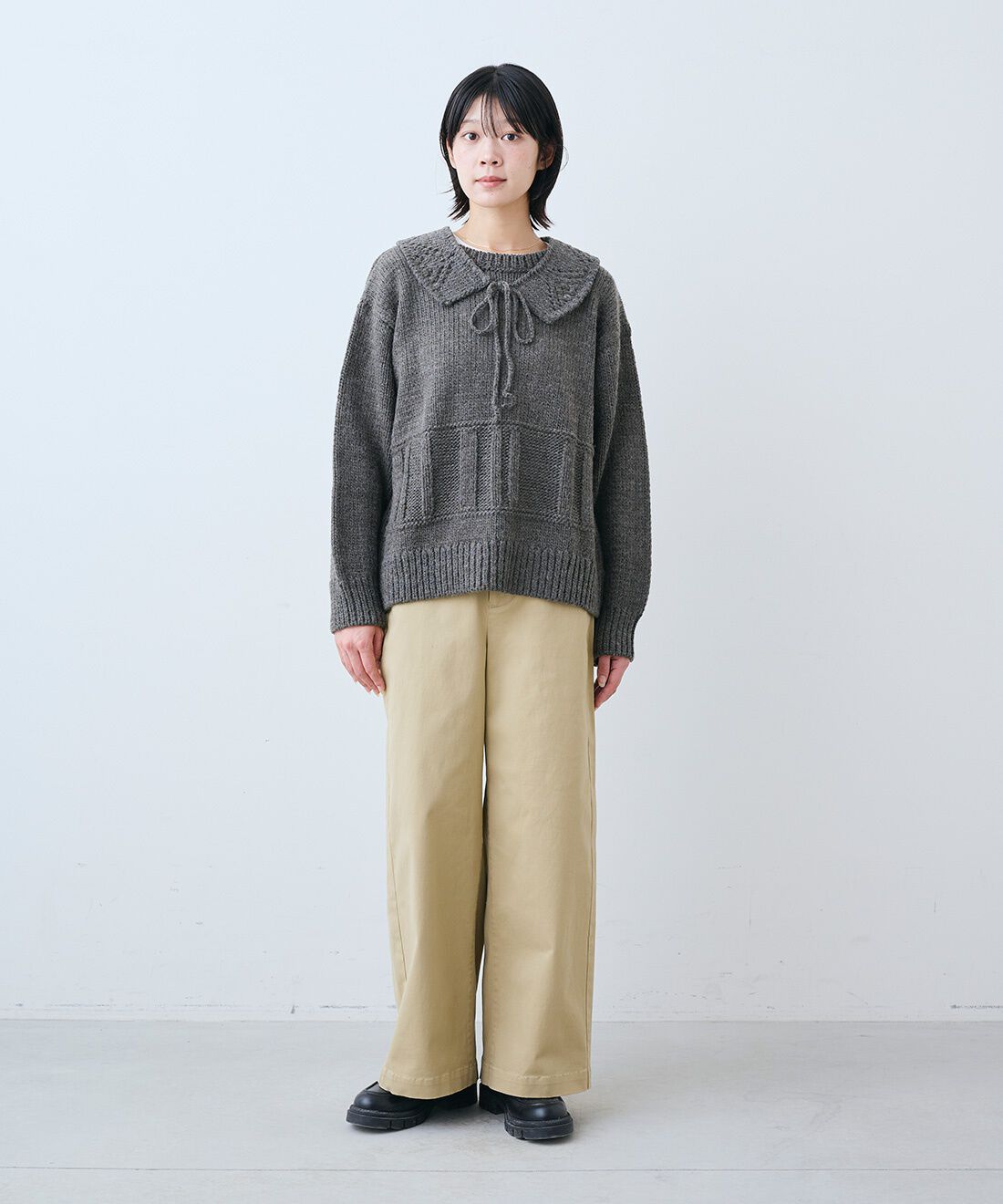 THREE FIFTY STANDARD［スリーフィフティースタンダード］|小谷実由さんと作ったローゲージニット〈チャコールグレー〉のコーディネート