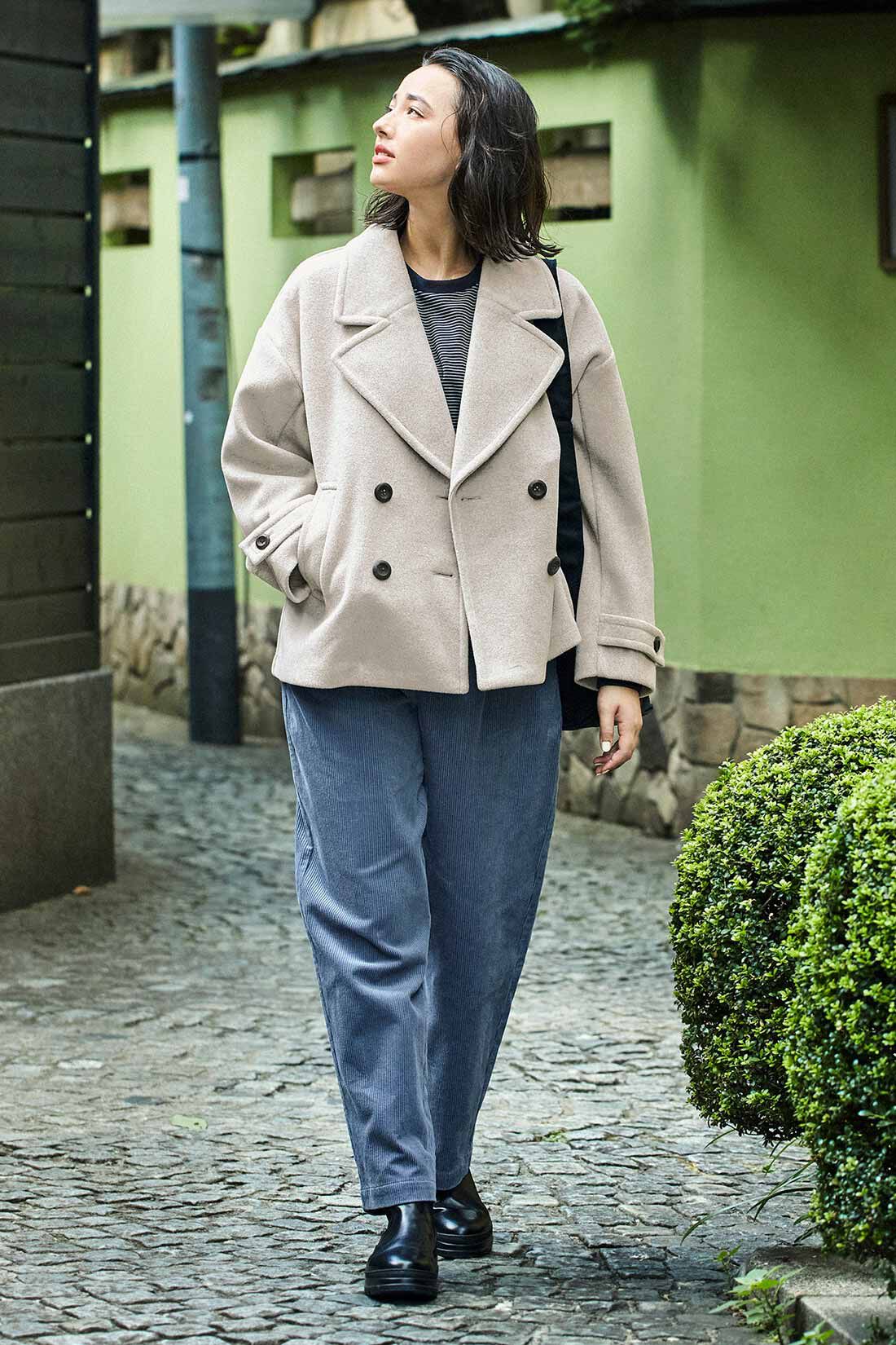 THREE FIFTY STANDARD|ショート丈のＰコート〈ライト杢グレー〉ＴＦＳとコーデュロイタックパンツ〈ブルー　〉ＴＦＳのコーディネート