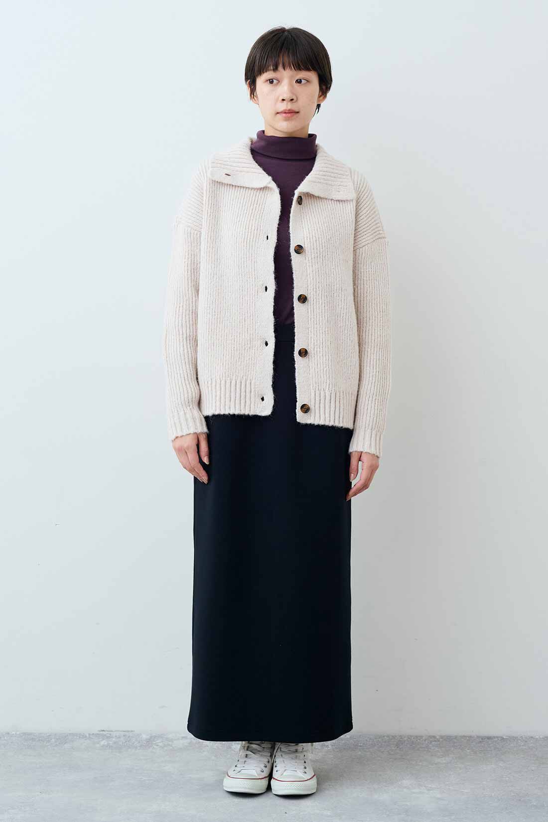 THREE FIFTY STANDARD|衿付きニットカーディガン〈ライトベージュ〉とダンボールニットのセットアップ〈ブラック〉のコーディネート|モデル身長：163cm 着用サイズ：M