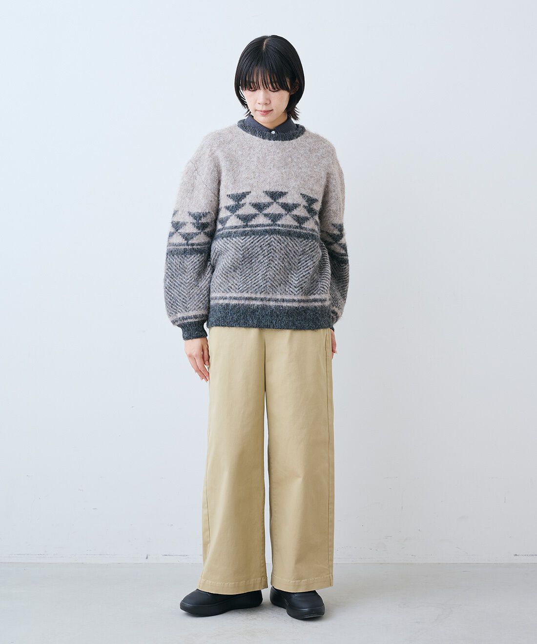 THREE FIFTY STANDARD|あったか起毛のネルシャツ〈ダーク杢グレー〉とすっきりノータックのチノパンツ〈ベージュ〉のコーディネート