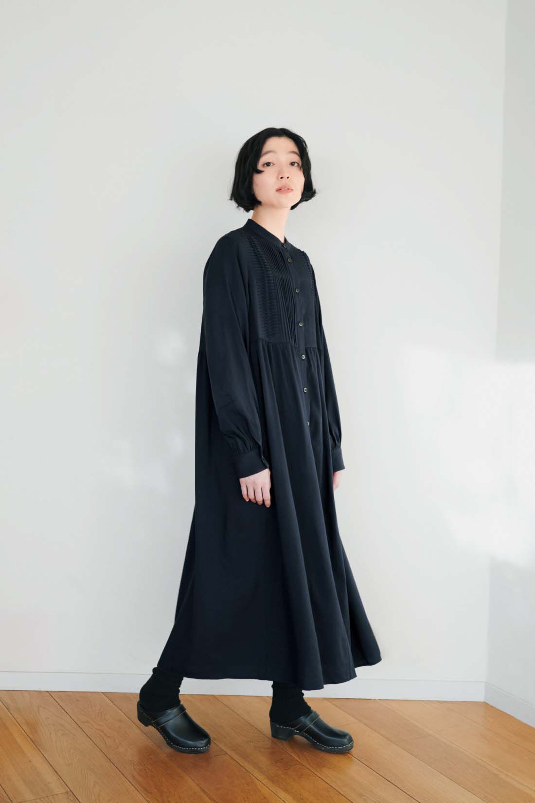 THREE FIFTY STANDARD［スリーフィフティースタンダード］|THREE FIFTY STANDARD　ピンタックのワンピース 〈ネイビー〉