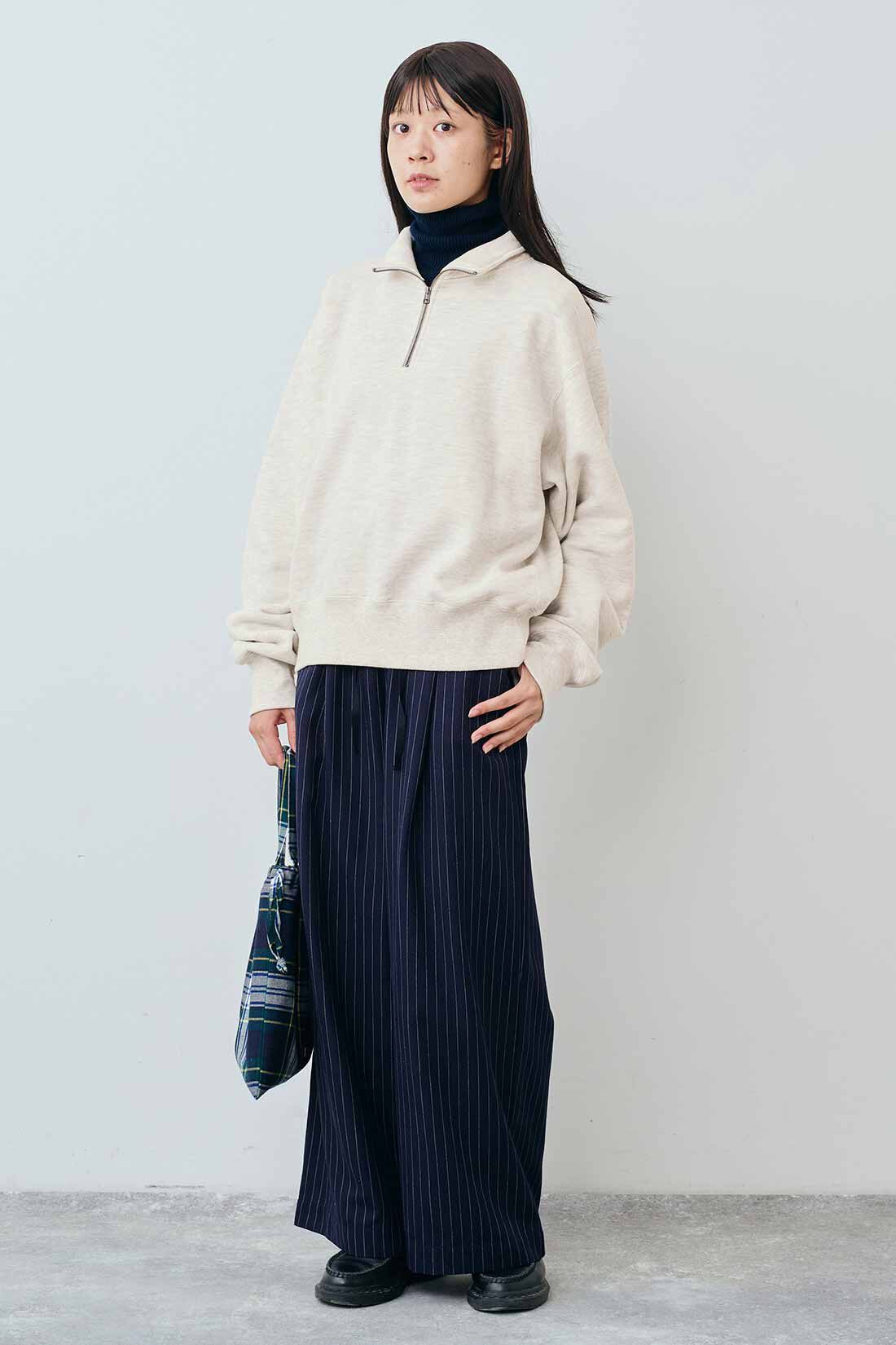 THREE FIFTY STANDARD|小谷実由さんコラボ ハーフジップスウェット〈オートミール〉とコットン100％のリブタートルのコーディネート