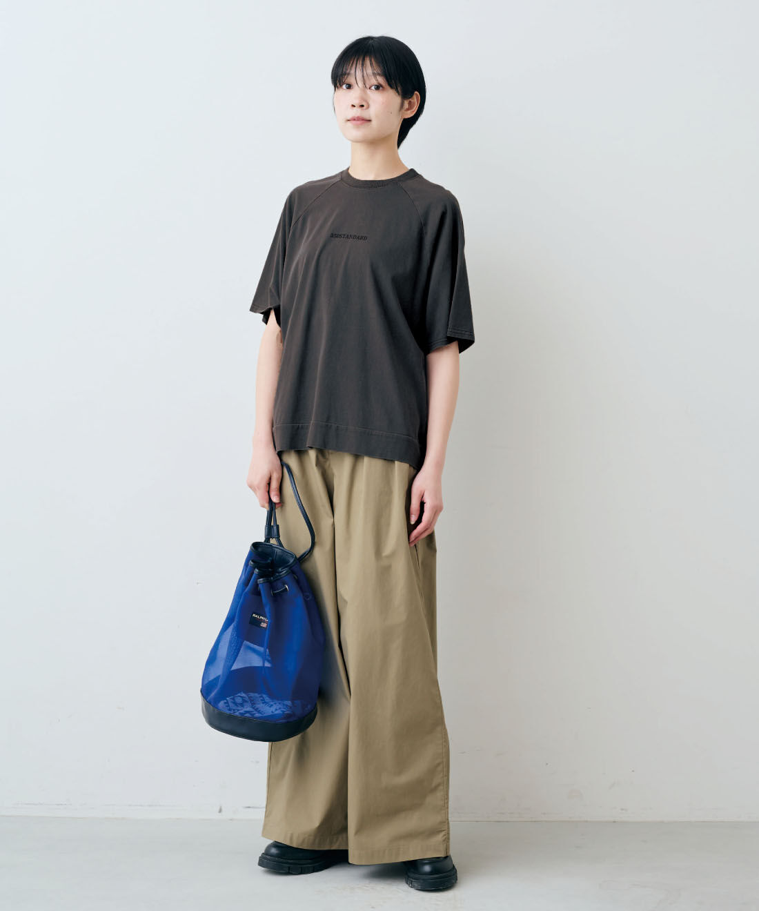 THREE FIFTY STANDARD［スリーフィフティースタンダード］|THREE FIFTY STANDARD　ピグメント加工のロゴプリントＴシャツの会|モデル身長：163cm　着用サイズ：M