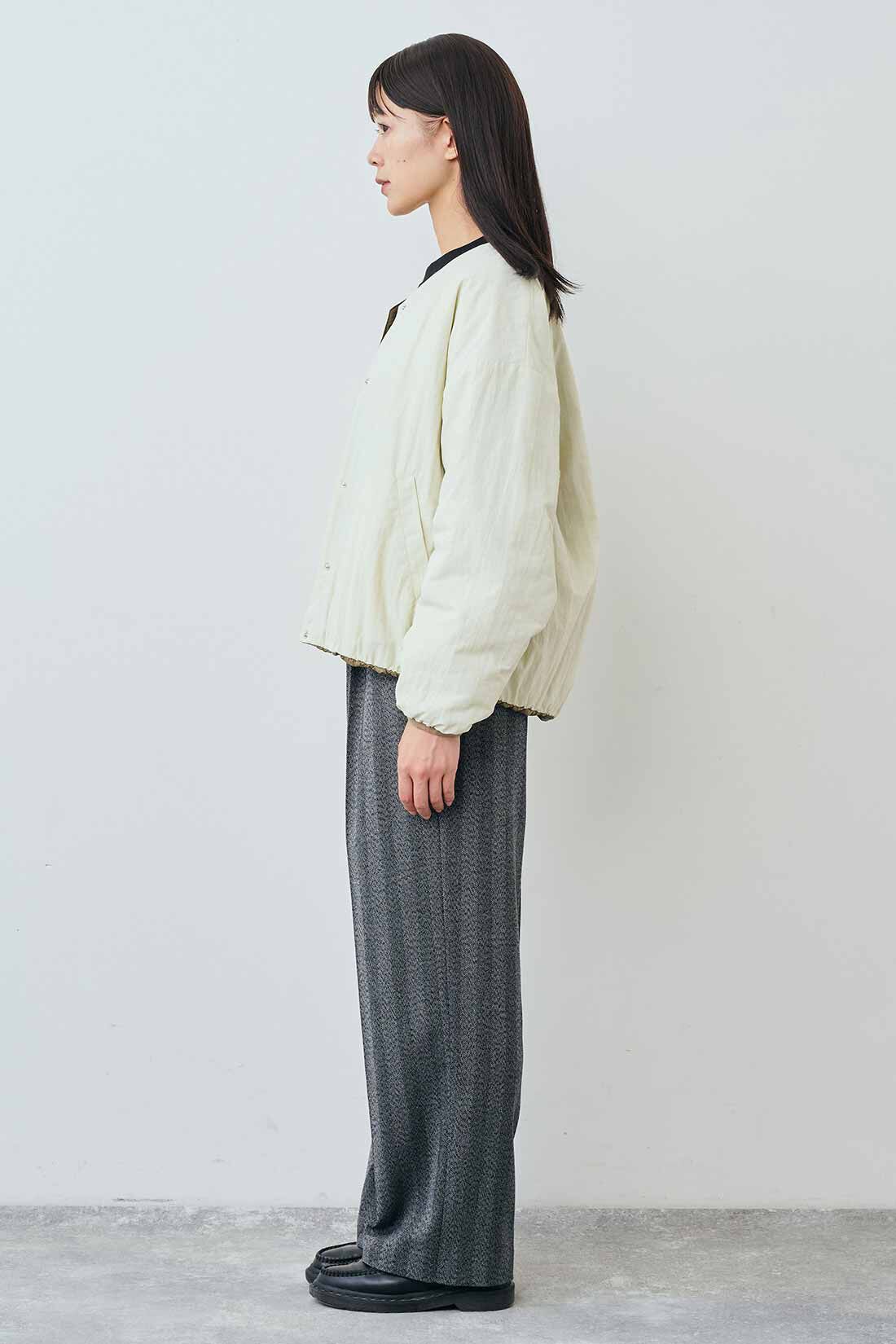 THREE FIFTY STANDARD|綿100％ トレーナーみたいなTシャツ〈ブラック〉とヘリンボーン素材のワイドパンツ〈チャコールグレー〉のコーディネート