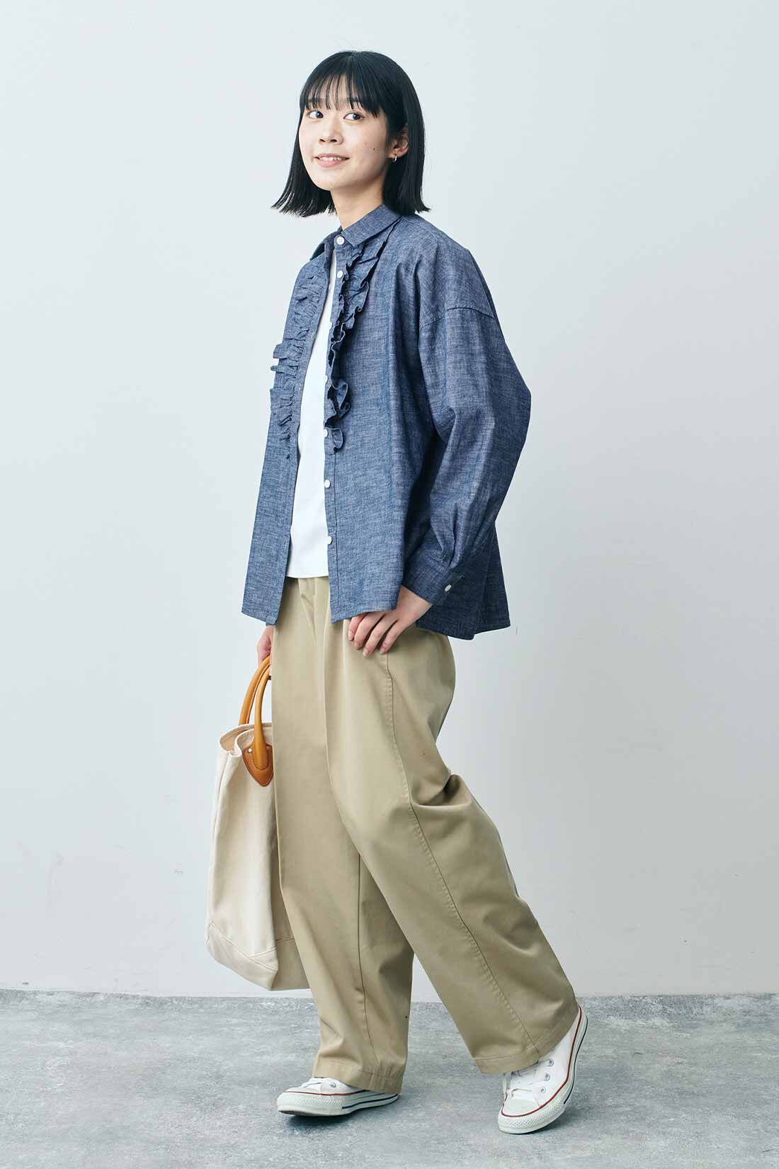 THREE FIFTY STANDARD|インディゴブルーのフリルシャツ　ＴＦＳとシルケット加工Ｔシャツ　ＴＦＳのコーディネート|モデル身長：163cm 着用サイズ：M