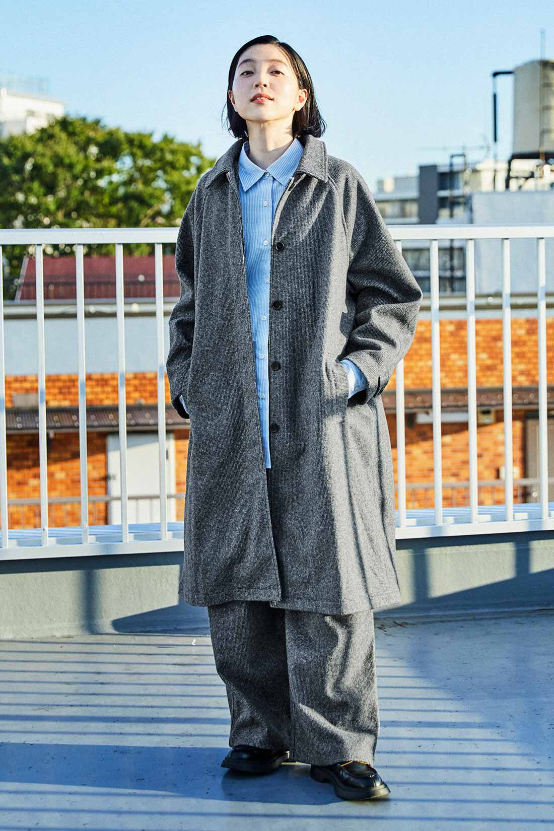 THREE FIFTY STANDARD|小谷 実由さんと作った チェック柄のアンクルコート〈グレー〉と小谷 実由さんと作った ストライプのシャツ〈ブルー〉のコーディネート