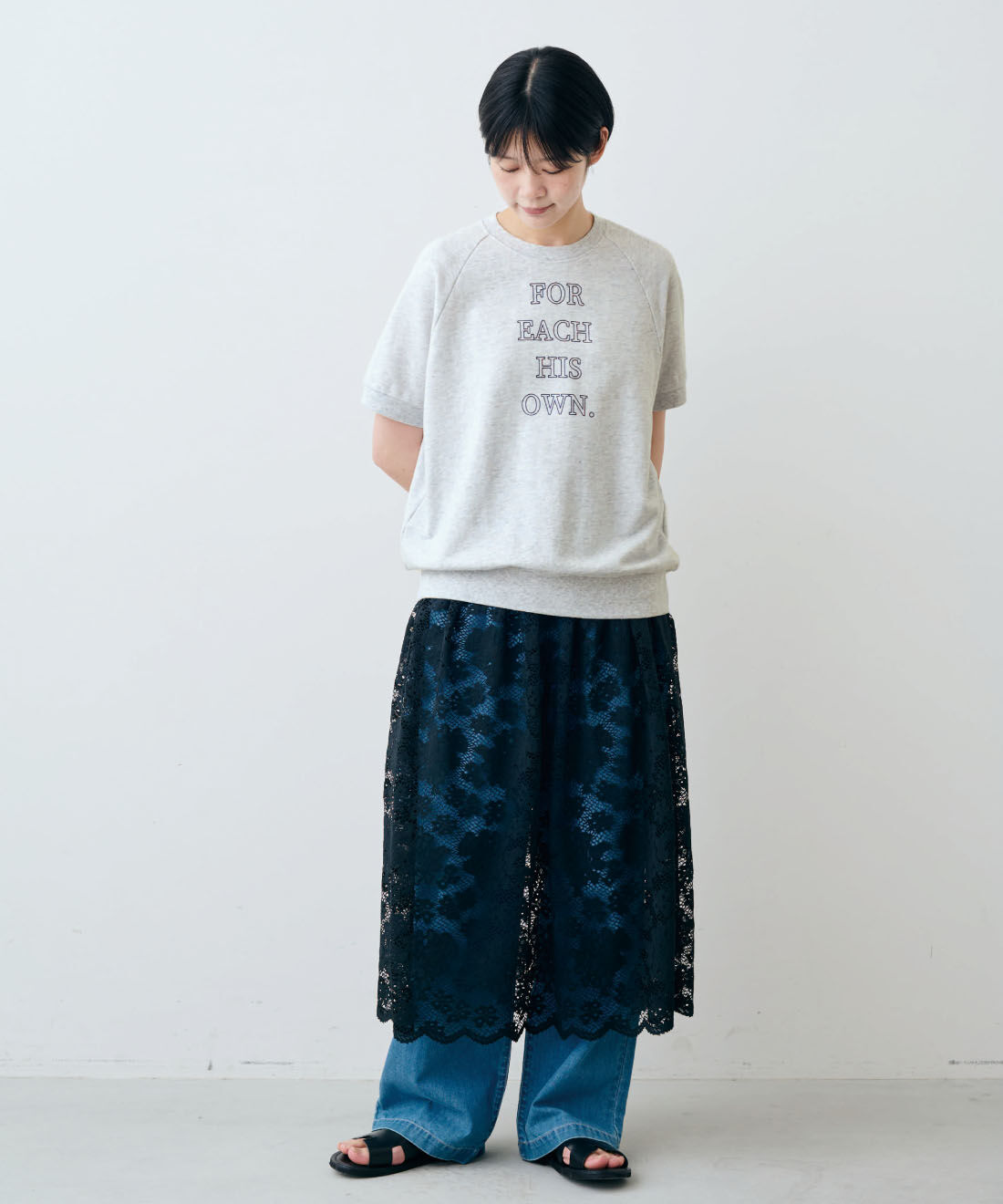 THREE FIFTY STANDARD［スリーフィフティースタンダード］|ペチコート付き レース ギャザースカート 〈ブラック〉とライトデニムのタックワイドパンツのコーディネート