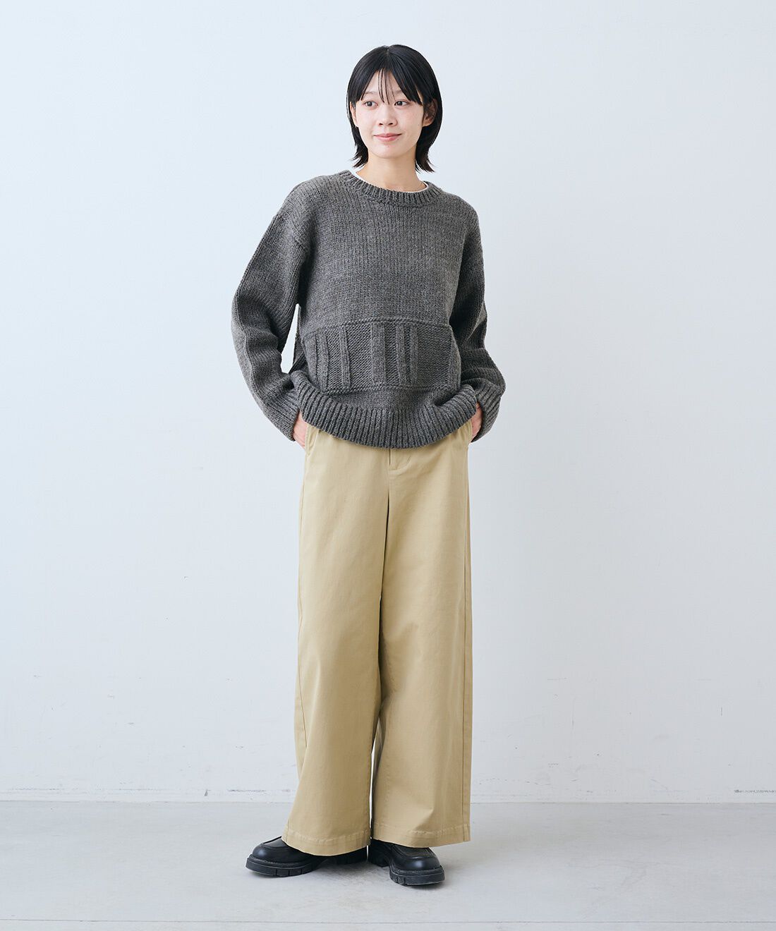 THREE FIFTY STANDARD［スリーフィフティースタンダード］|小谷実由さんと作ったローゲージニット〈チャコールグレー〉のコーディネート