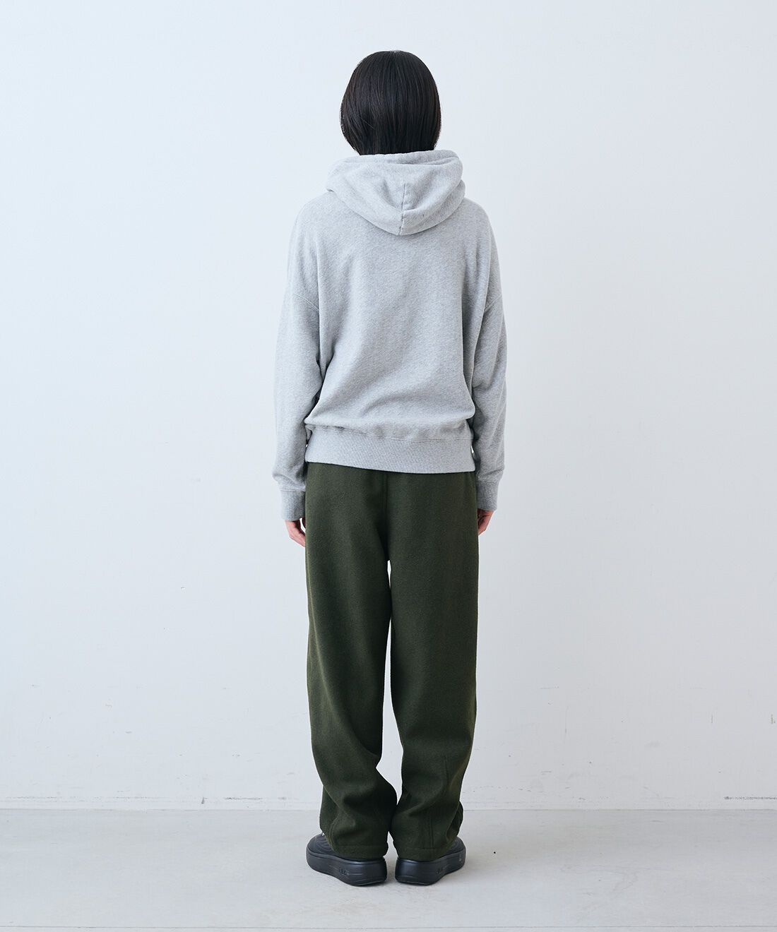 THREE FIFTY STANDARD［スリーフィフティースタンダード］|トンプキン裏毛スウェット パーカー〈杢グレー〉とさらっとした肌触りのウール混Tシャツのコーディネート