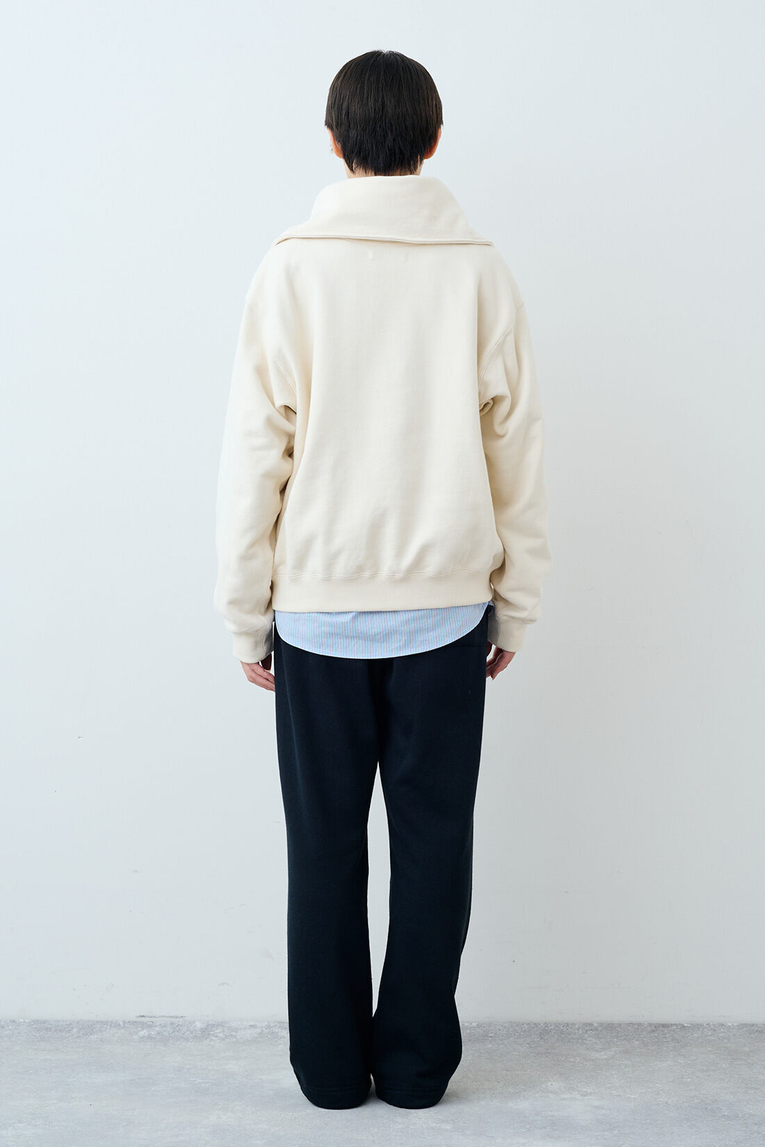 THREE FIFTY STANDARD|セーラー風のハーフジップスウェット〈アイボリー〉と裏起毛カットソーパンツの会のコーディネート|モデル身長：163cm 着用サイズ：M