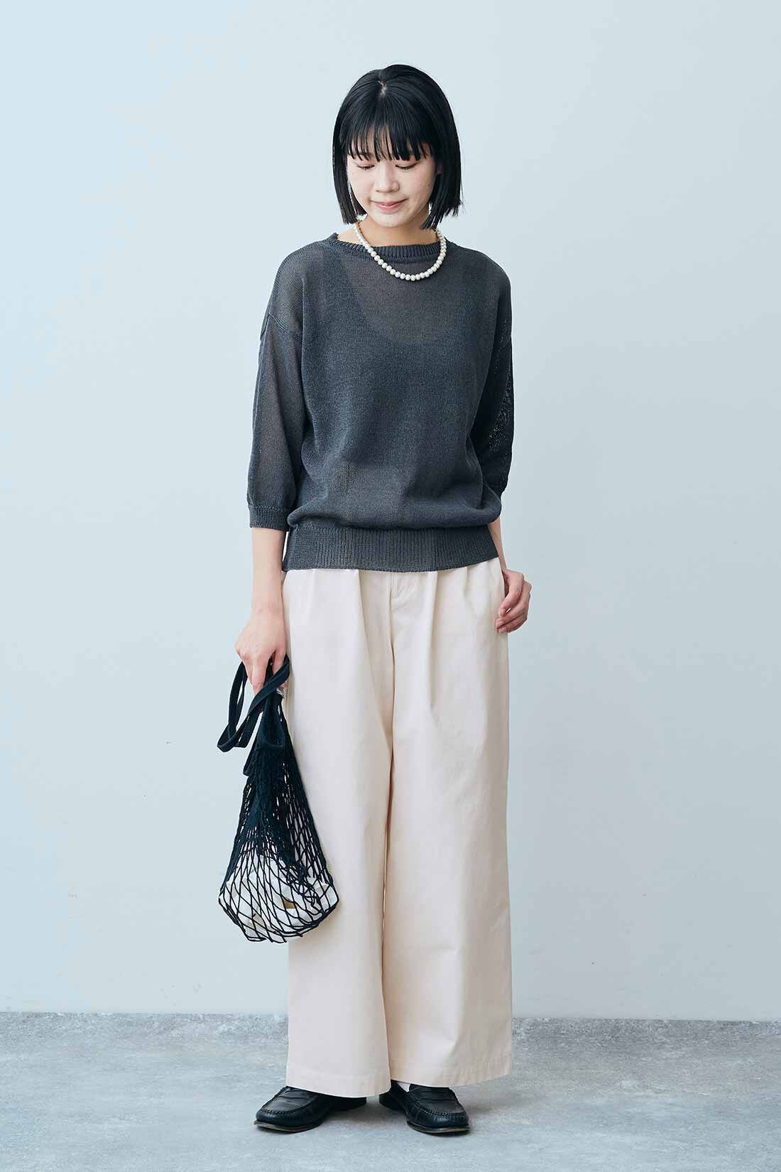 THREE FIFTY STANDARD|和紙混 2-WAYトップス〈チャコールグレー〉とタック チノワイドパンツ〈アイボリー〉のコーディネート|モデル身長：163cm 着用サイズ：M