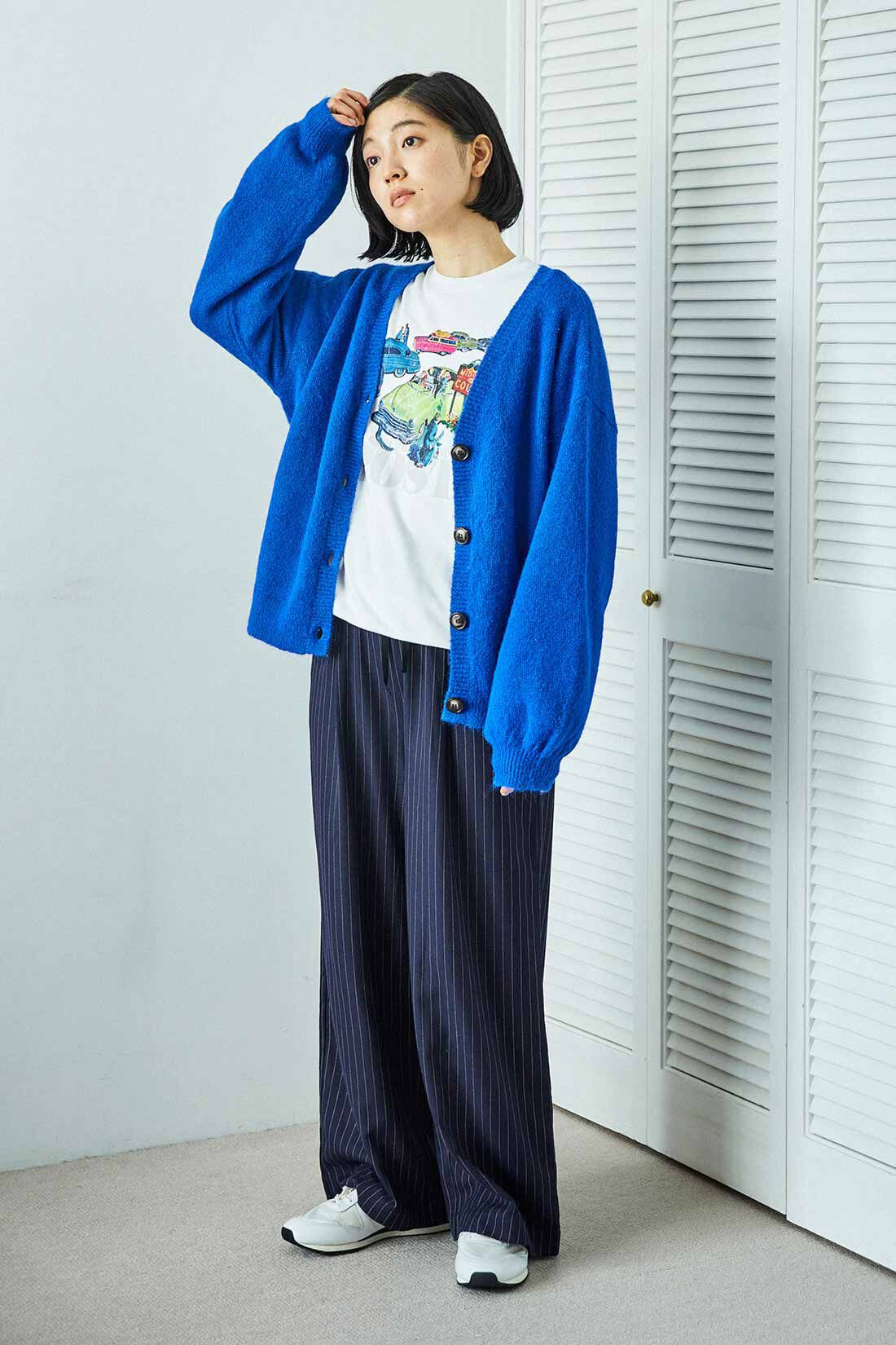 THREE FIFTY STANDARD|ウール混 Vネックカーディガン〈ロイヤルブルー〉とウエスト総ゴム ピンストライプのワイドパンツ〈ネイビー〉のコーディネート