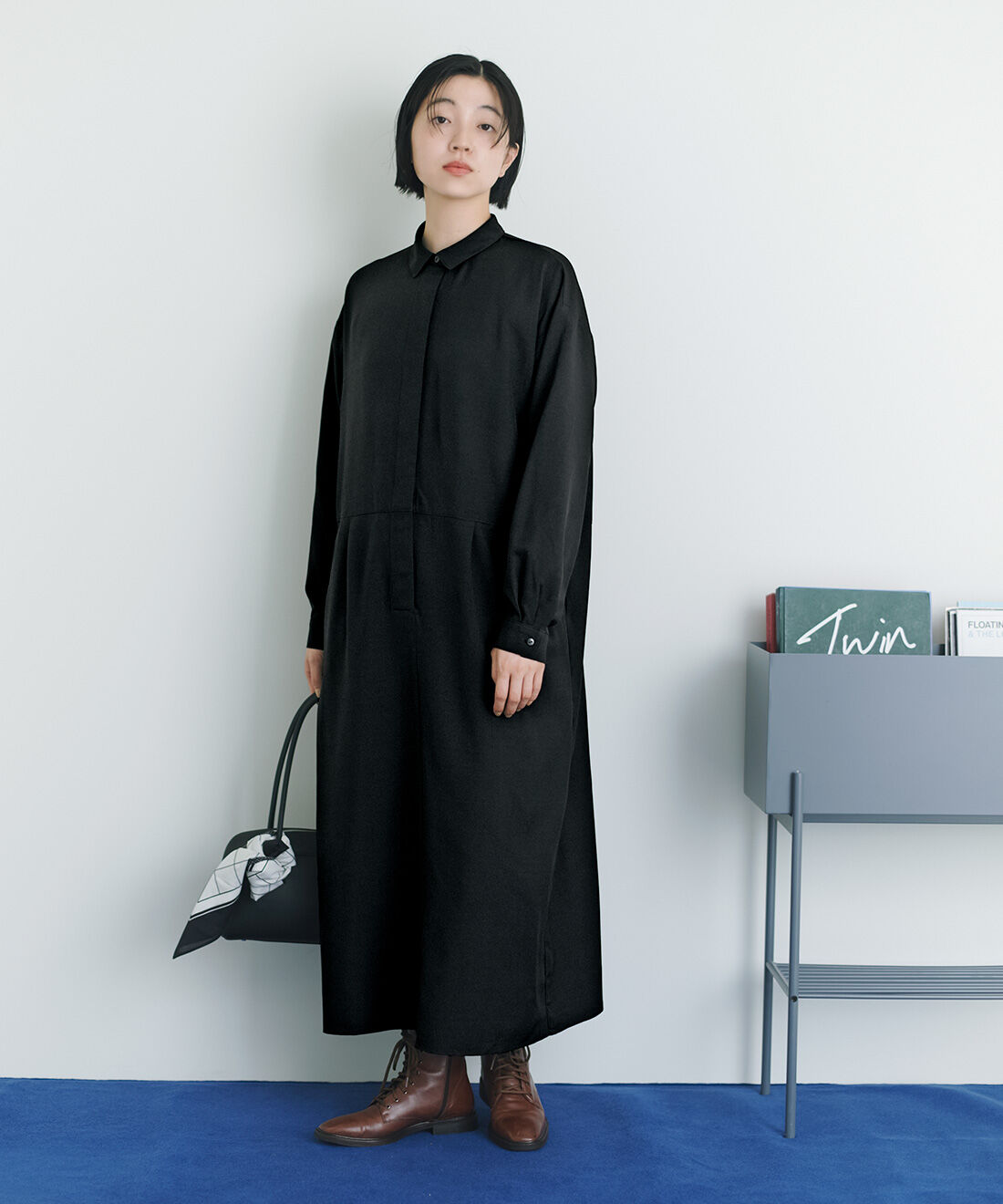 THREE FIFTY STANDARD|ボックスシルエットの比翼仕立て シャツワンピース〈ブラック〉とレザーのワイドボストンバッグＢＫ　ＴＦＳのコーディネート