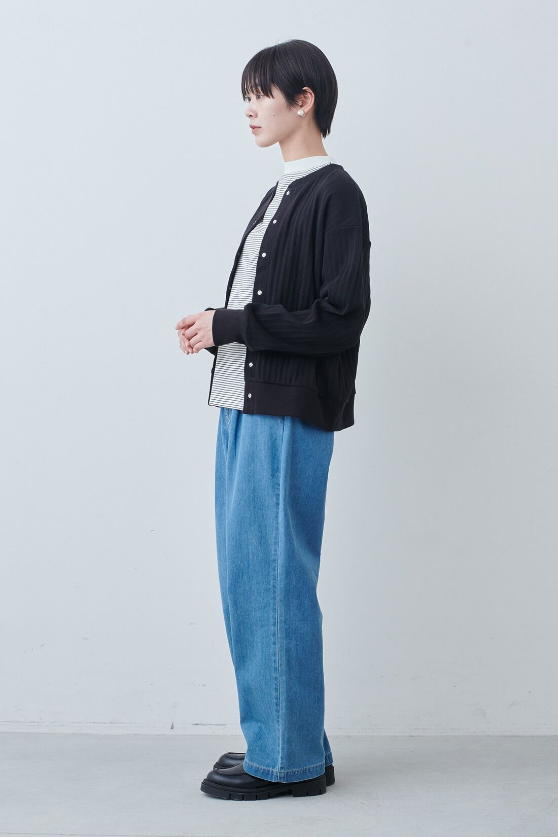 THREE FIFTY STANDARD|針抜きテレコのカットソーアンサンブル〈ブラック〉とライトデニムのタックワイドパンツのコーディネート