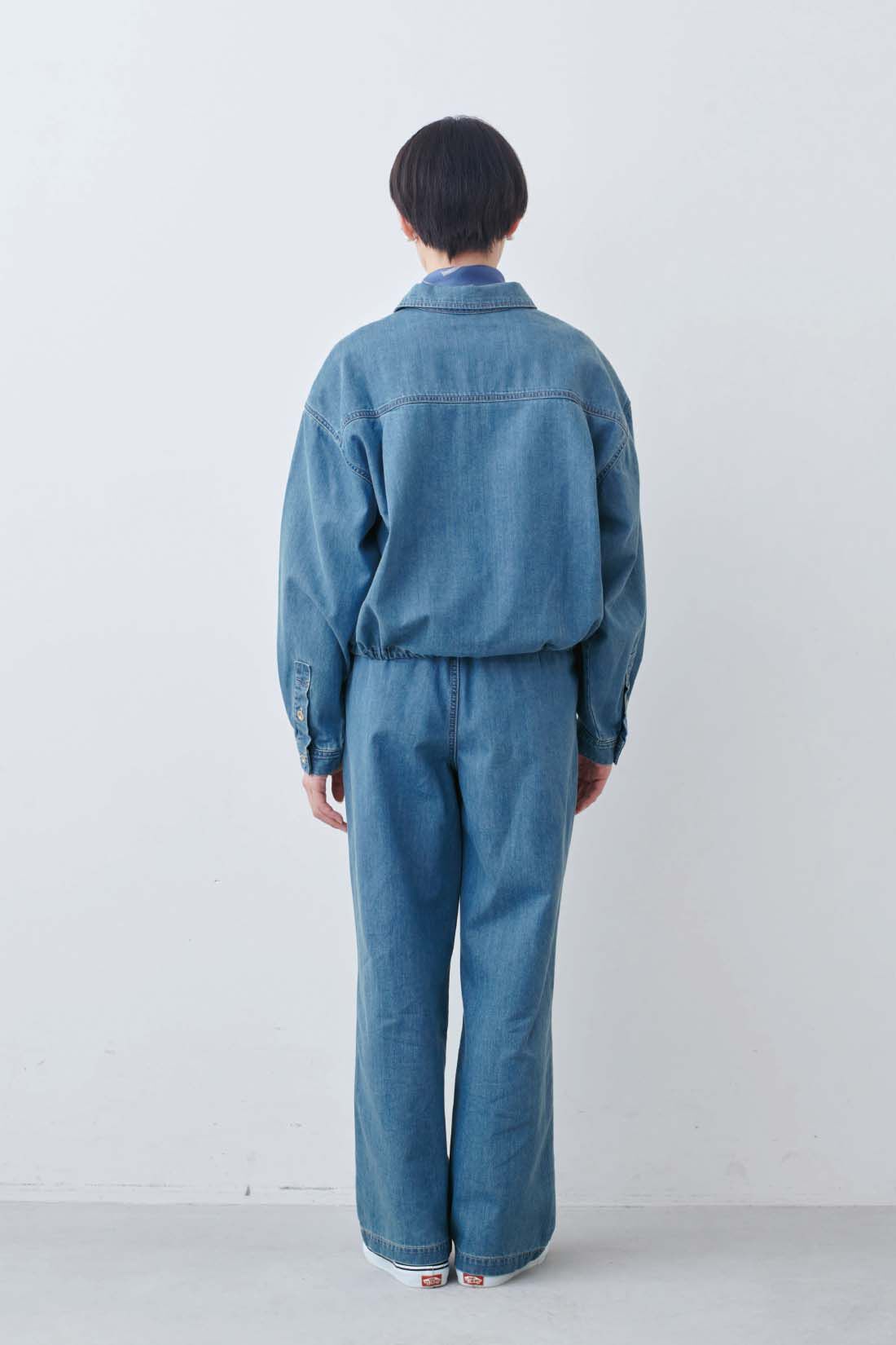 THREE FIFTY STANDARD|ライトデニムのシャツジャケットとシルキーな肌ざわりのベーシックなTシャツの会とライトデニムのタックワイドパンツのコーディネート