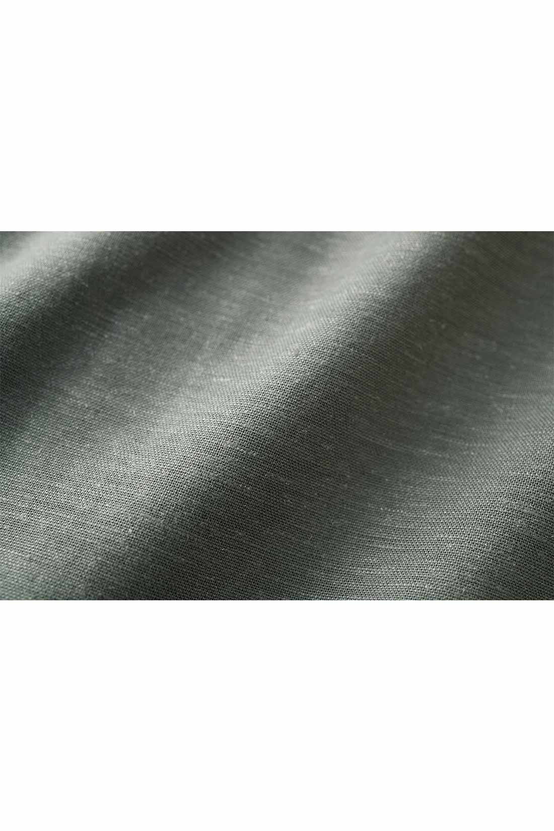 THREE FIFTY STANDARD|ノーカラージャンプスーツ〈グレー〉|リネン混ならではの、素朴な風合いがある生地。