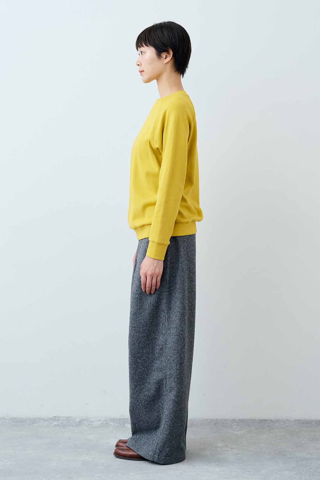 THREE FIFTY STANDARD|フライス編みのストレッチラグランスリーブTシャツの会と小谷 実由さんと作った チェック柄のワイドパンツ〈グレー〉のコーディネート|モデル身長：163cm 着用サイズ：M