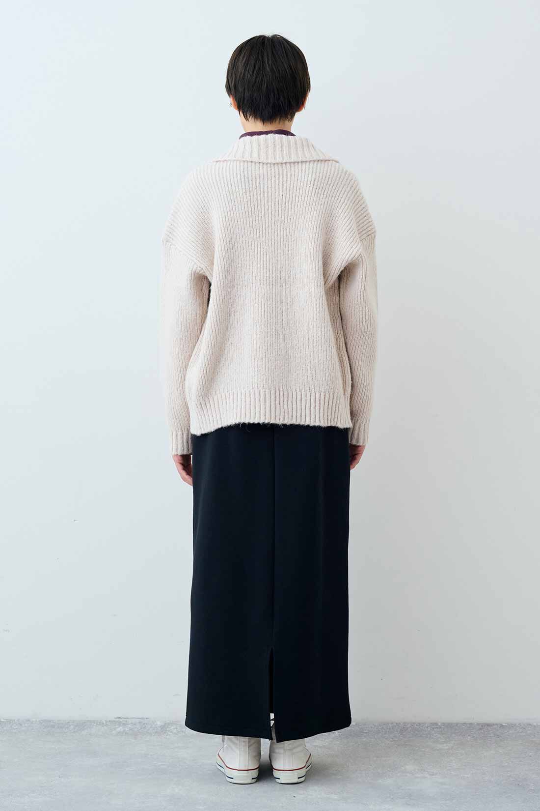 THREE FIFTY STANDARD|衿付きニットカーディガン〈ライトベージュ〉とダンボールニットのセットアップ〈ブラック〉のコーディネート|モデル身長：163cm 着用サイズ：M