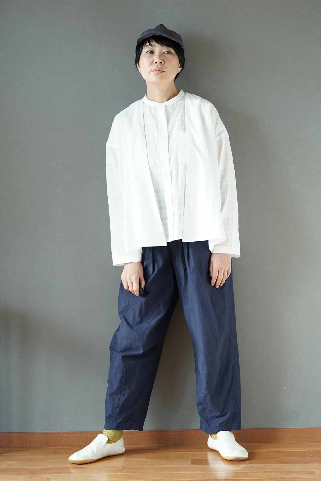 THREE FIFTY STANDARD|THREE FIFTY STANDARD 金子敦子さんと作った オーガニックコットンカーディガン〈オフホワイト〉|ブラウスとカーディガンのどちらも、重ねて着るときれいに見えるようにデザイン。「透け感と揺れ感が相まって、コーディネートの魅力が2倍増しに。長袖のデザインシャツ感覚で着られます」。