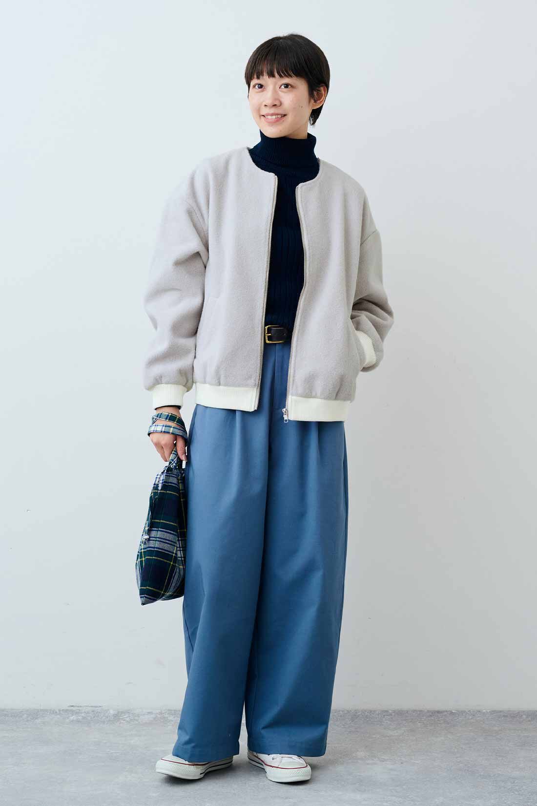 THREE FIFTY STANDARD|コットン100％のリブタートルとグレイッシュブルーのタックワイドパンツのコーディネート|モデル身長：163cm 着用サイズ：M