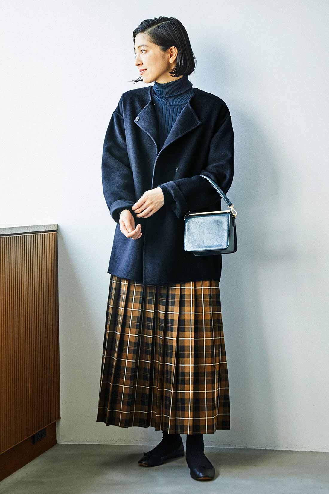 THREE FIFTY STANDARD|リバー仕立て ウール混ノーカラーコート〈ネイビー〉とコットン100％のリブタートルのコーディネート