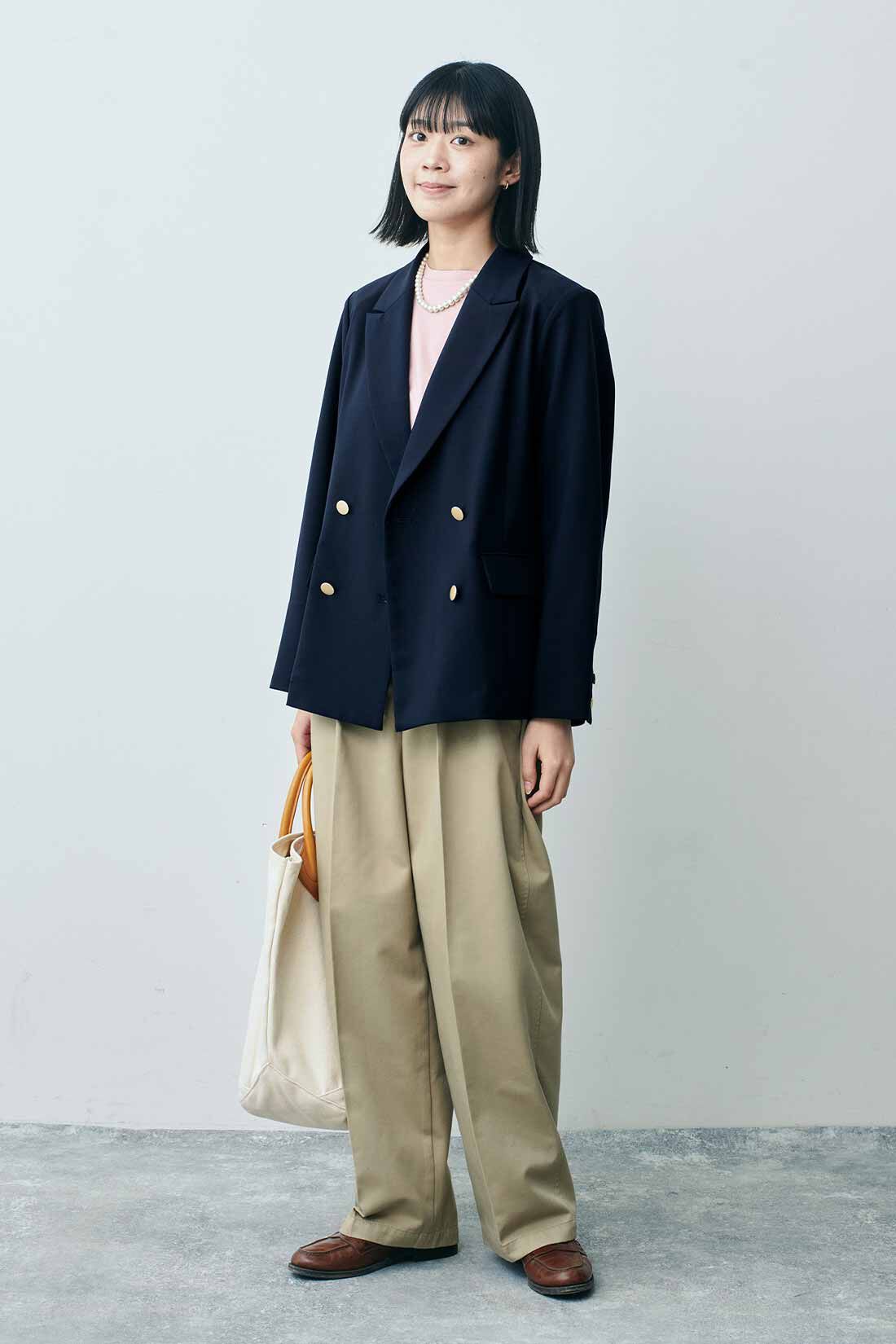 THREE FIFTY STANDARD|ダブルフロントジャケットＮＶ　ＴＦＳとシルケット加工Ｔシャツ　ＴＦＳとスタンダードなチノパンツＢＥ　ＴＦＳのコーディネート|モデル身長：163cm 着用サイズ：M