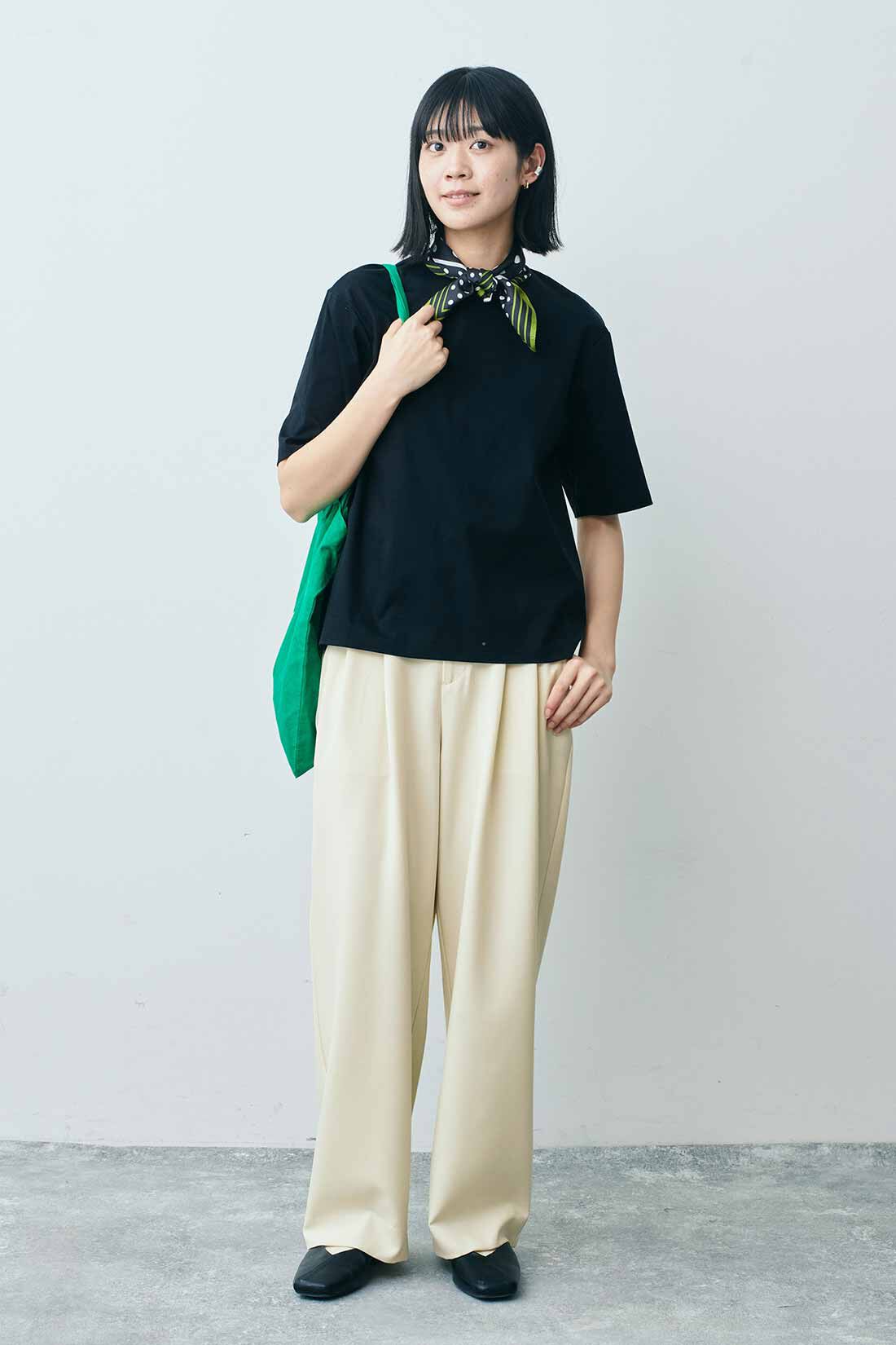 THREE FIFTY STANDARD|シルケット加工Ｔシャツ　ＴＦＳとドット柄のシルクスカーフＢＫ　ＴＦＳのコーディネート|モデル身長：163cm 着用サイズ：M