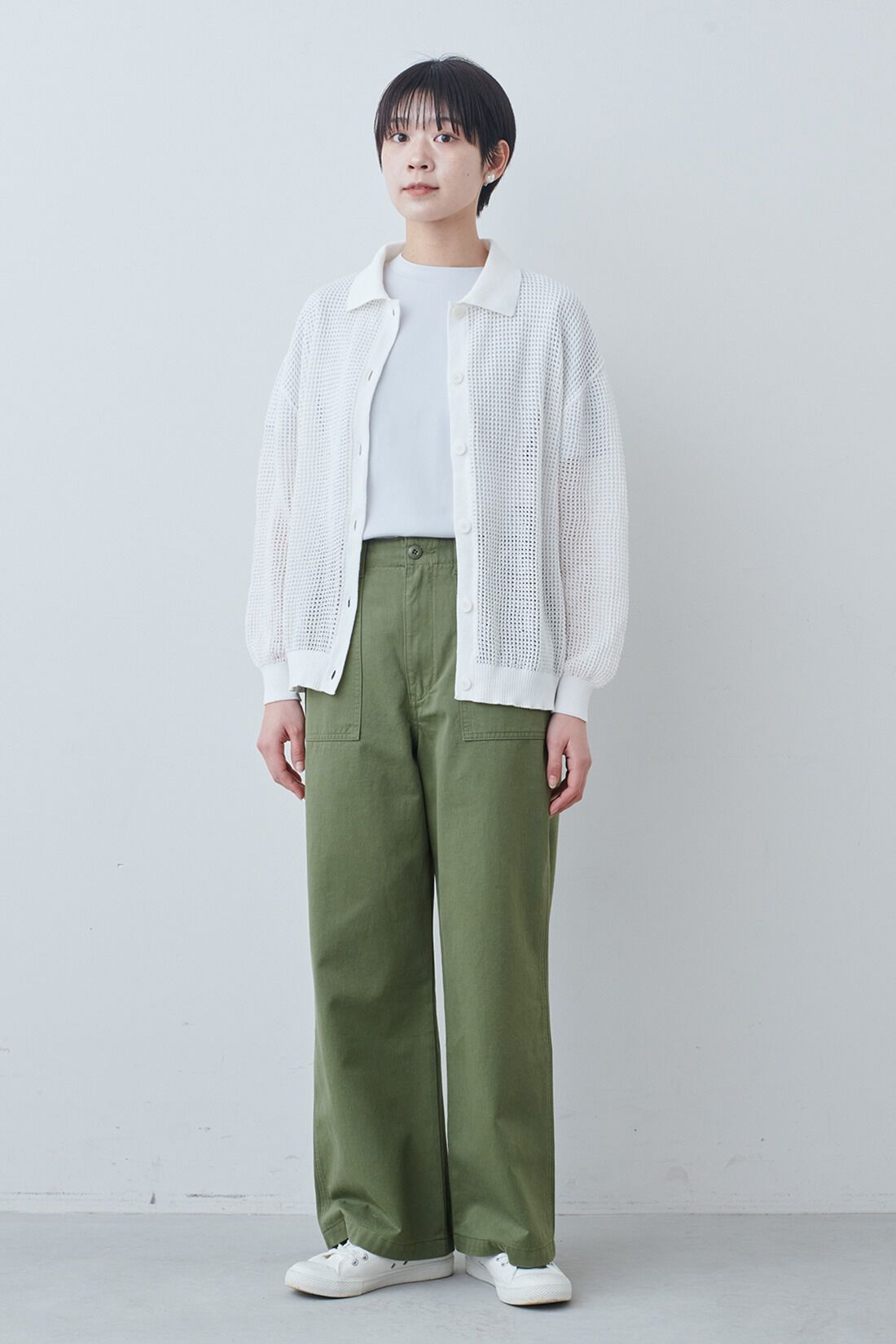 THREE FIFTY STANDARD|衿付きニット透かし編みカーディガン〈オフホワイト〉とベーシックなベイカーパンツ〈カーキグリーン〉のコーディネート