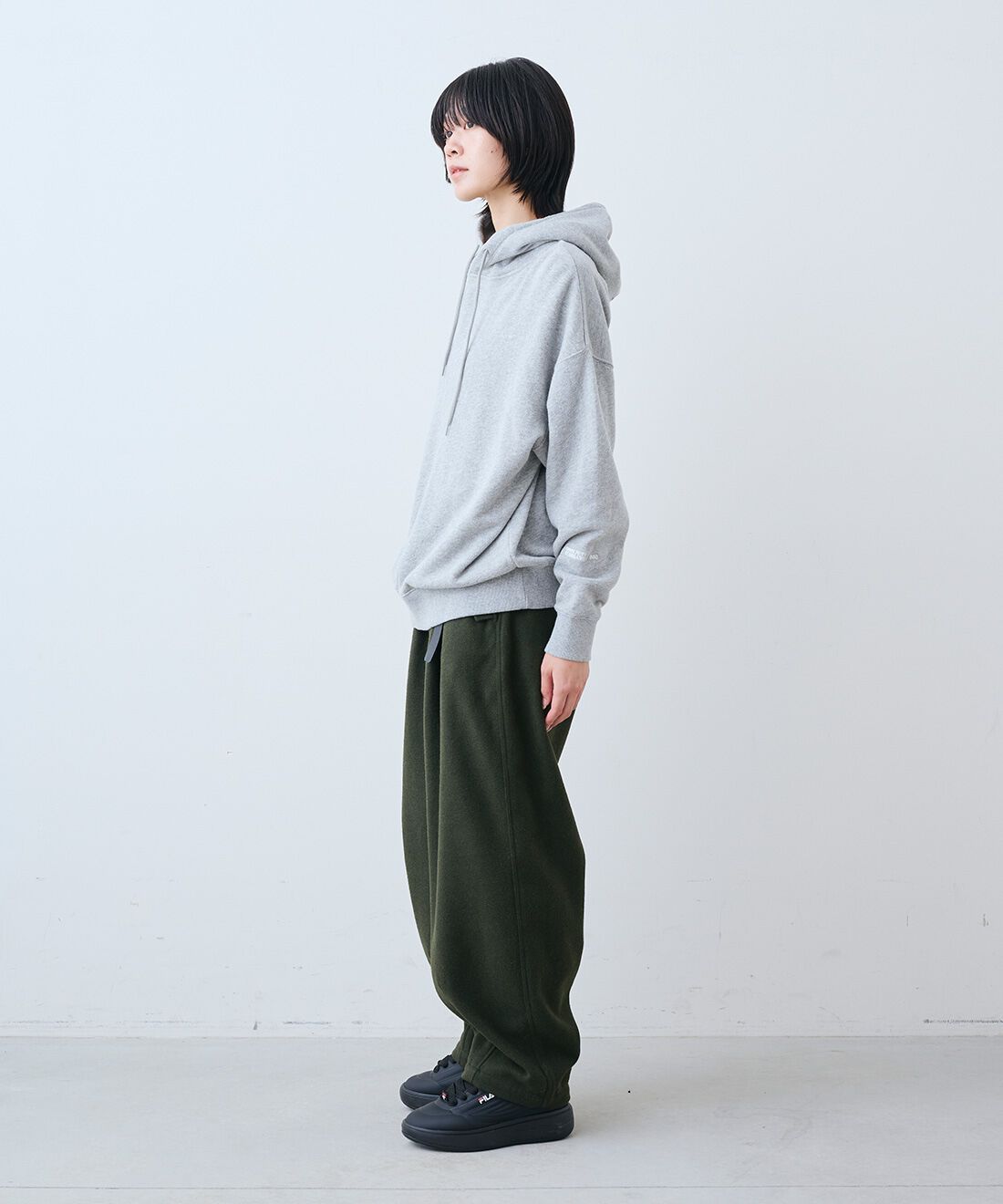 THREE FIFTY STANDARD［スリーフィフティースタンダード］|トンプキン裏毛スウェット パーカー〈杢グレー〉とさらっとした肌触りのウール混Tシャツのコーディネート