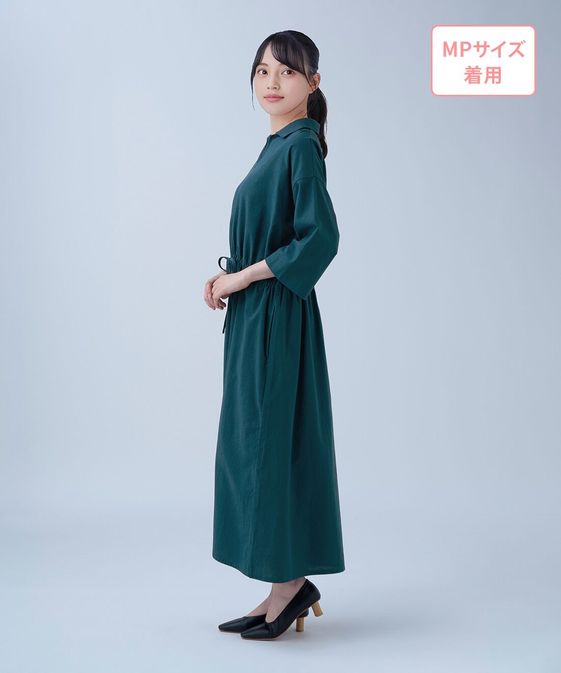 THREE FIFTY STANDARD［スリーフィフティースタンダード］|THREE FIFTY STANDARD　金子敦子さんと作った国産麻混生地のスキッパーワンピース〈ブルーグリーン〉|モデル身長：152cm　着用サイズ：MP