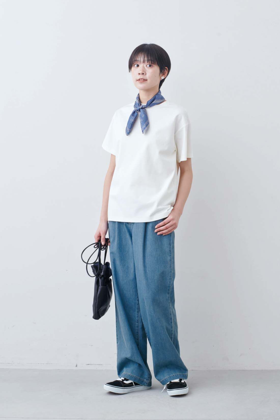 THREE FIFTY STANDARD|シルキーな肌ざわりのベーシックなTシャツの会とライトデニムのタックワイドパンツとガラスパールのイヤアクセサリーのコーディネート