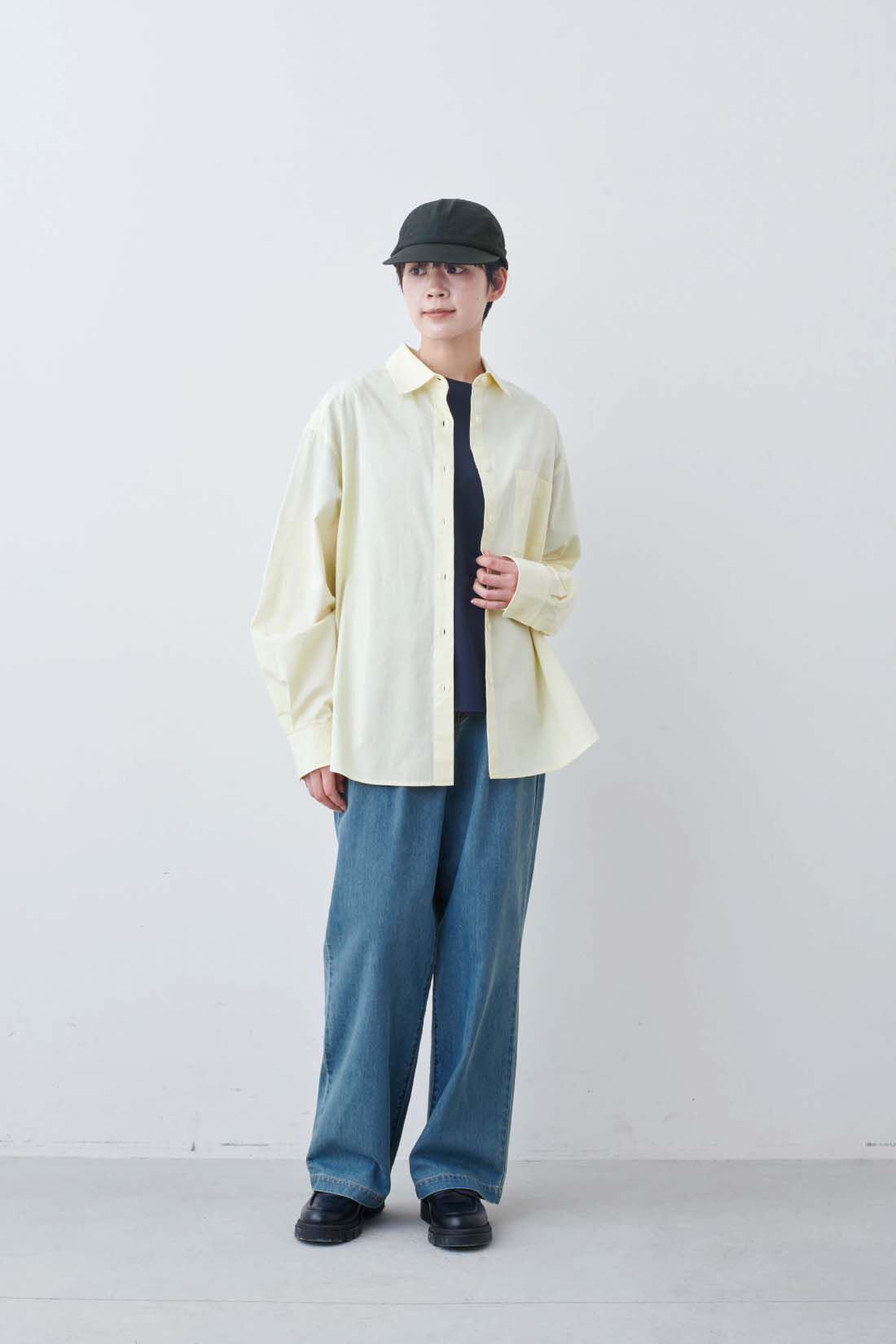 THREE FIFTY STANDARD［スリーフィフティースタンダード］|小谷 実由さんと作った こだわりの薄黄色シャツとシルキーな肌ざわりのベーシックなTシャツの会とシルキーな肌ざわりのベーシックなTシャツの会のコーディネート