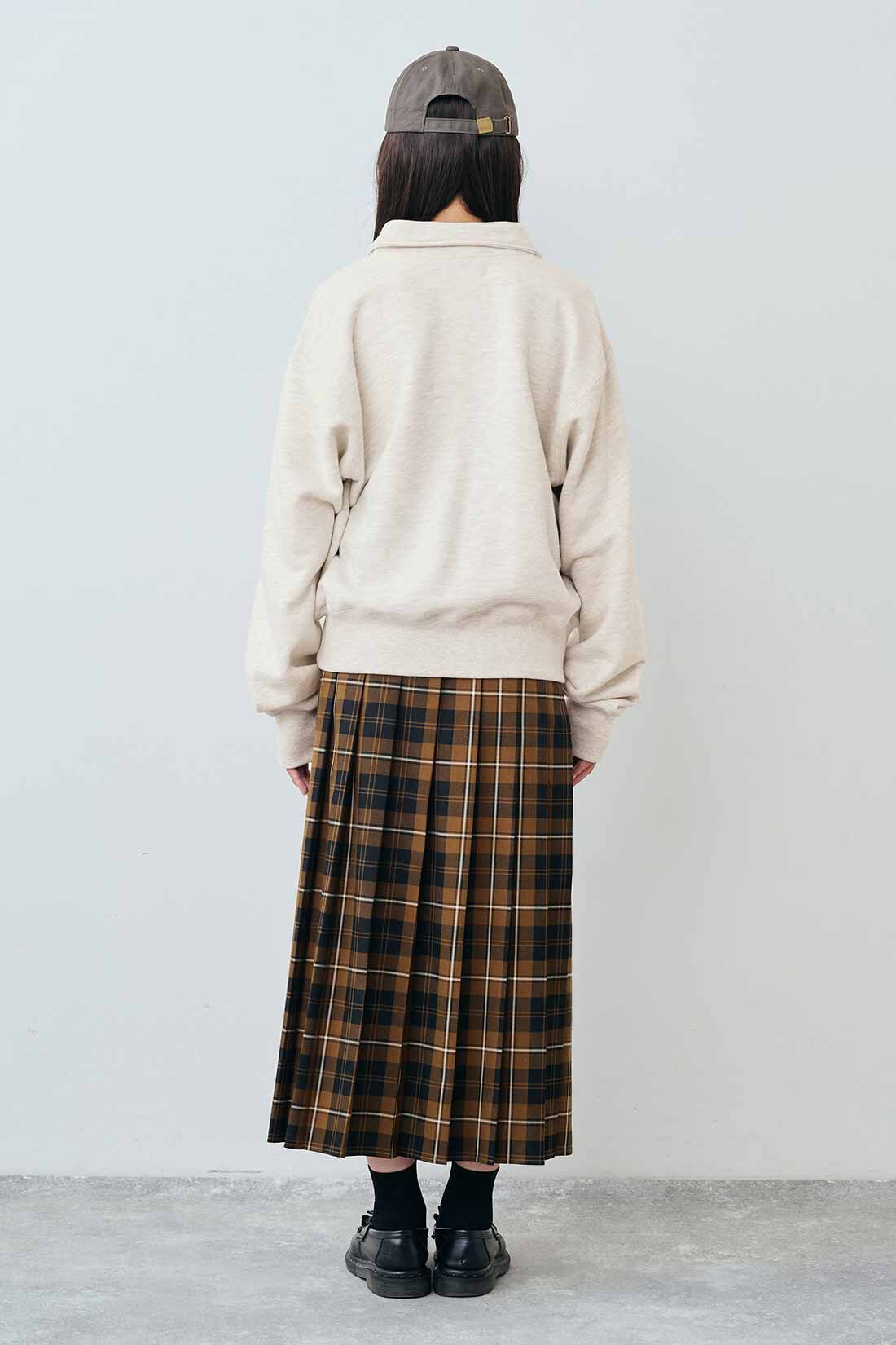 THREE FIFTY STANDARD［スリーフィフティースタンダード］|シアークルーネックロングＴシャツ　ＴＦＳとPeter MacArthur チェックのプリーツスカート〈ブラウン〉と刺しゅう スーベニアキャップ〈チャコールブラウン〉のコーディネート