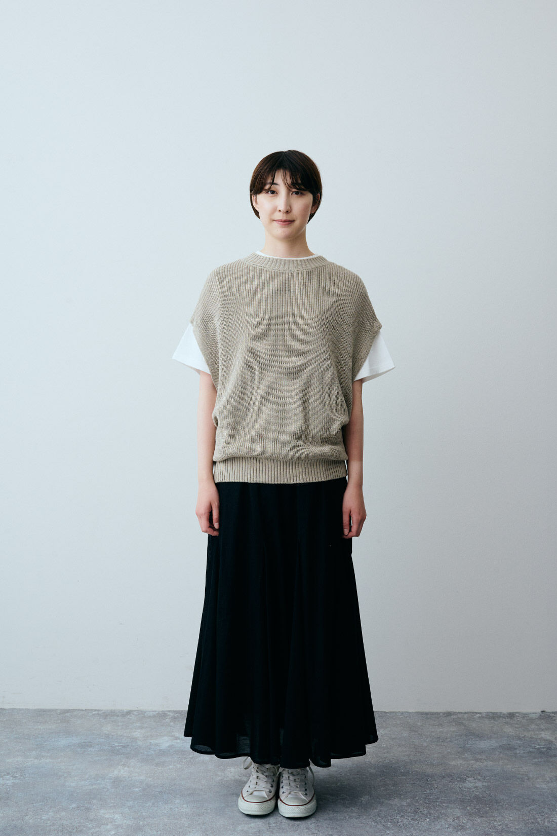 THREE FIFTY STANDARD|モノトーンロゴＴシャツホワイト　ＴＦＳと畦編みベスト〈グレージュ〉ＴＦＳのコーディネート