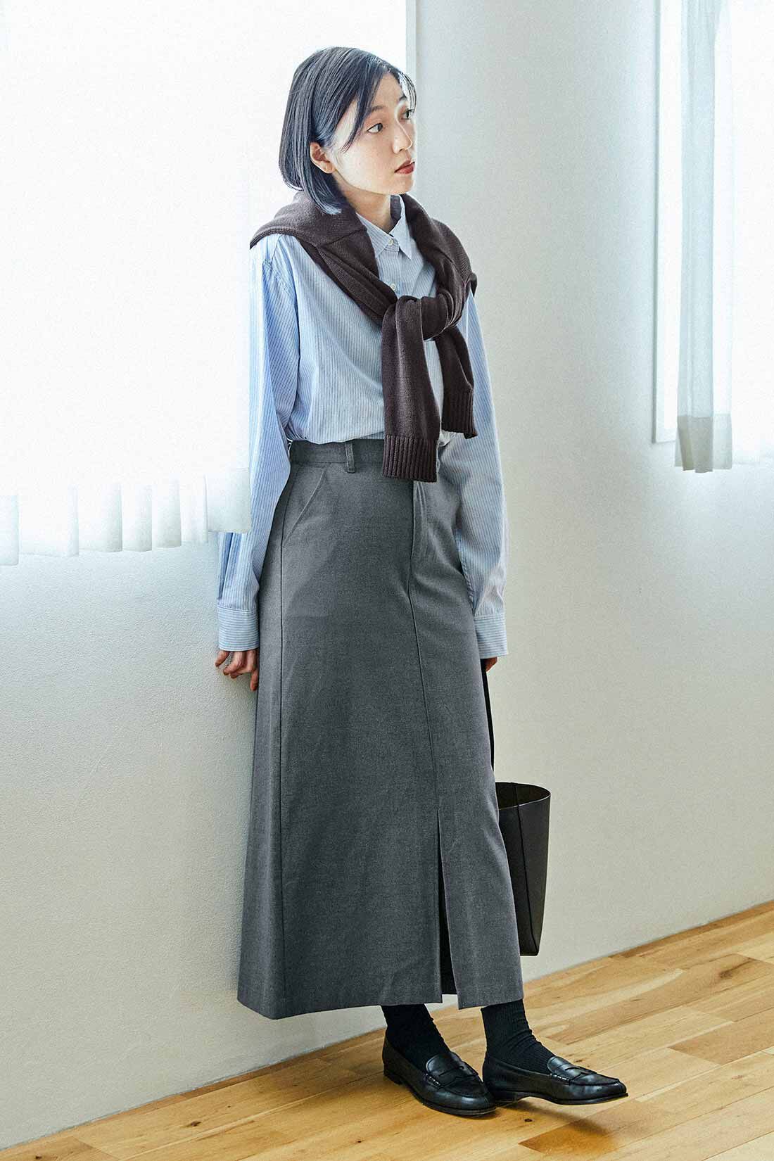 THREE FIFTY STANDARD|フロントスリットのタイトスカート〈杢グレー〉とふんわり無撚糸のコットンセーター〈ダークブラウン〉のコーディネート