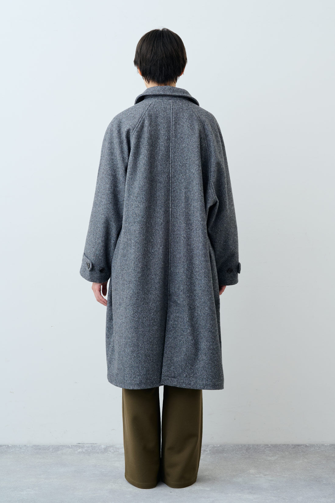 THREE FIFTY STANDARD|リボンデザインのデニムプルオーバーとフライス編みのストレッチラグランスリーブTシャツの会とゆるっとワイドパンツ〈カーキ〉のコーディネート|モデル身長：163cm 着用サイズ：M