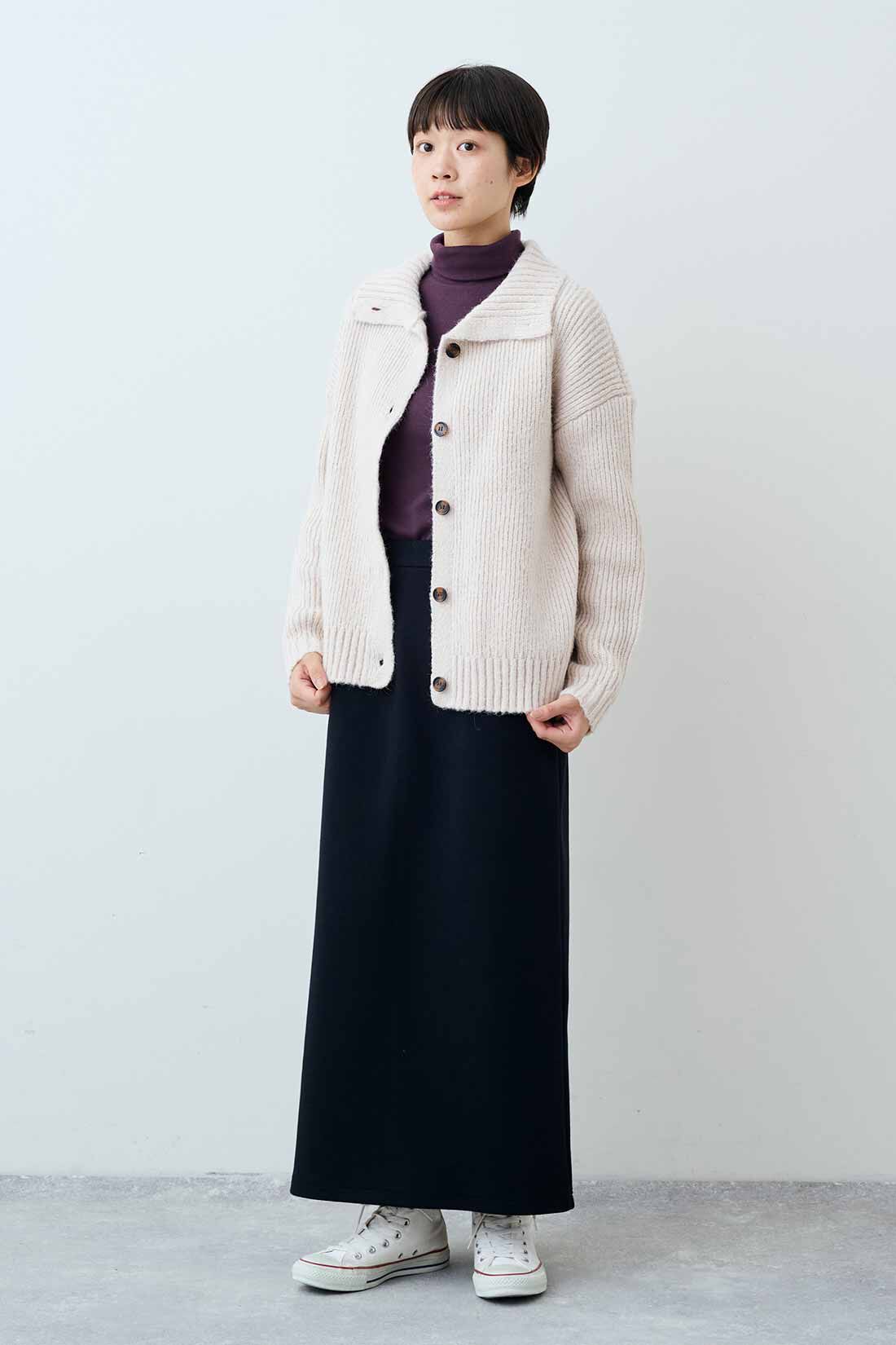 THREE FIFTY STANDARD|衿付きニットカーディガン〈ライトベージュ〉とダンボールニットのセットアップ〈ブラック〉のコーディネート|モデル身長：163cm 着用サイズ：M