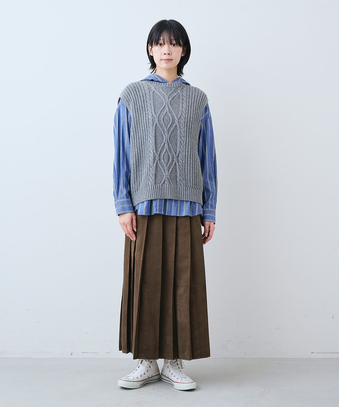 THREE FIFTY STANDARD［スリーフィフティースタンダード］|金子敦子さんと作った日本製リサイクル ニット ベスト〈杢グレー〉　とストライプ フーディーシャツ〈ブルー〉とレザーのワイド ボストンバッグ〈ブラック〉のコーディネート